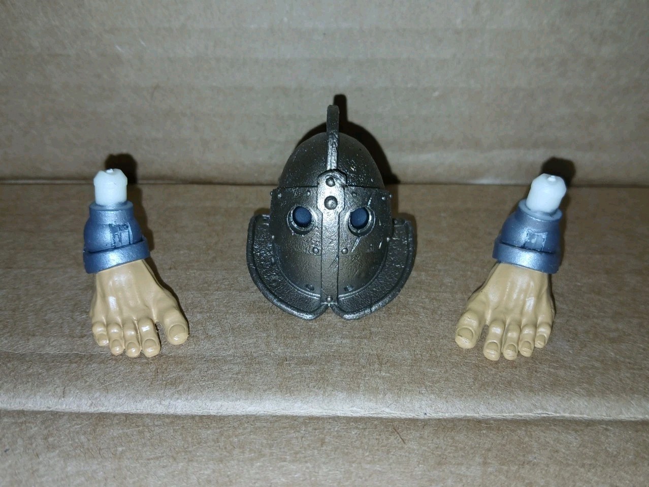 MYTHIC LEGIONS FOUR HORSEMEN 1:12 SCALE GLADIATOR BUILDER HEAD & BARE FEET