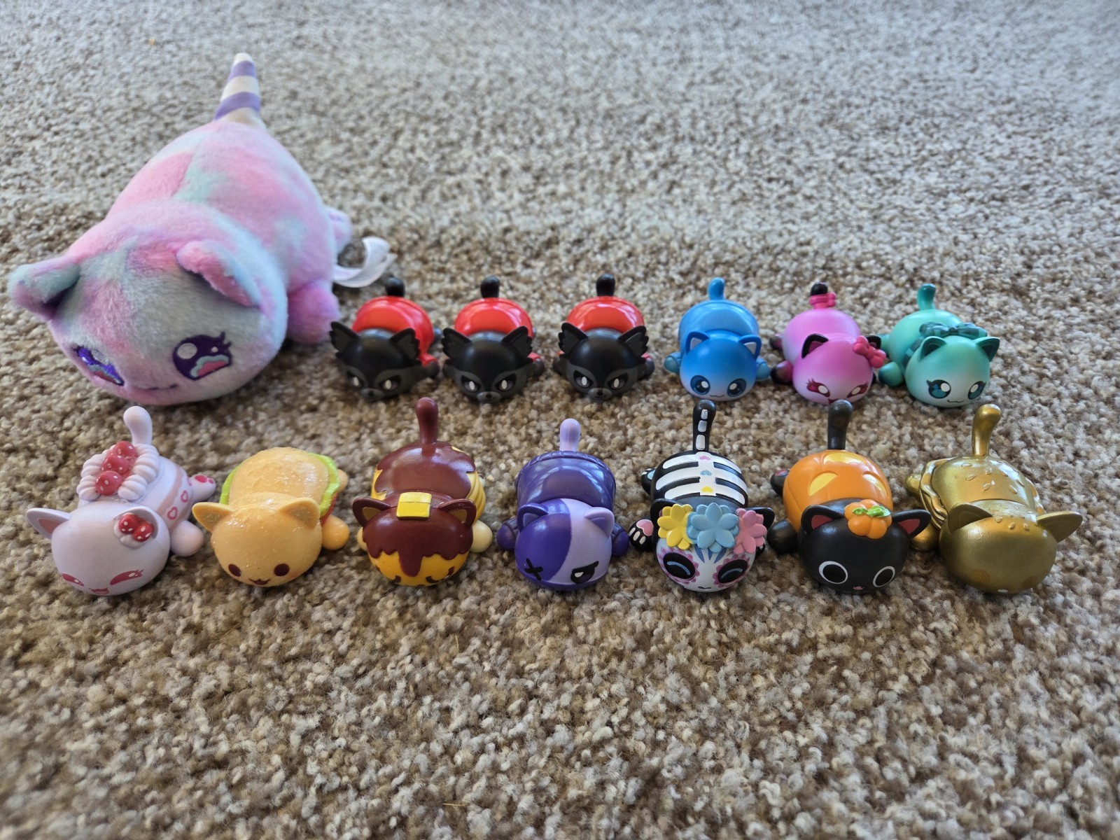 Aphmau Sugar Skull Pancake Burger Cat MeeMeows Mystery Figure & Plush Lot of 14