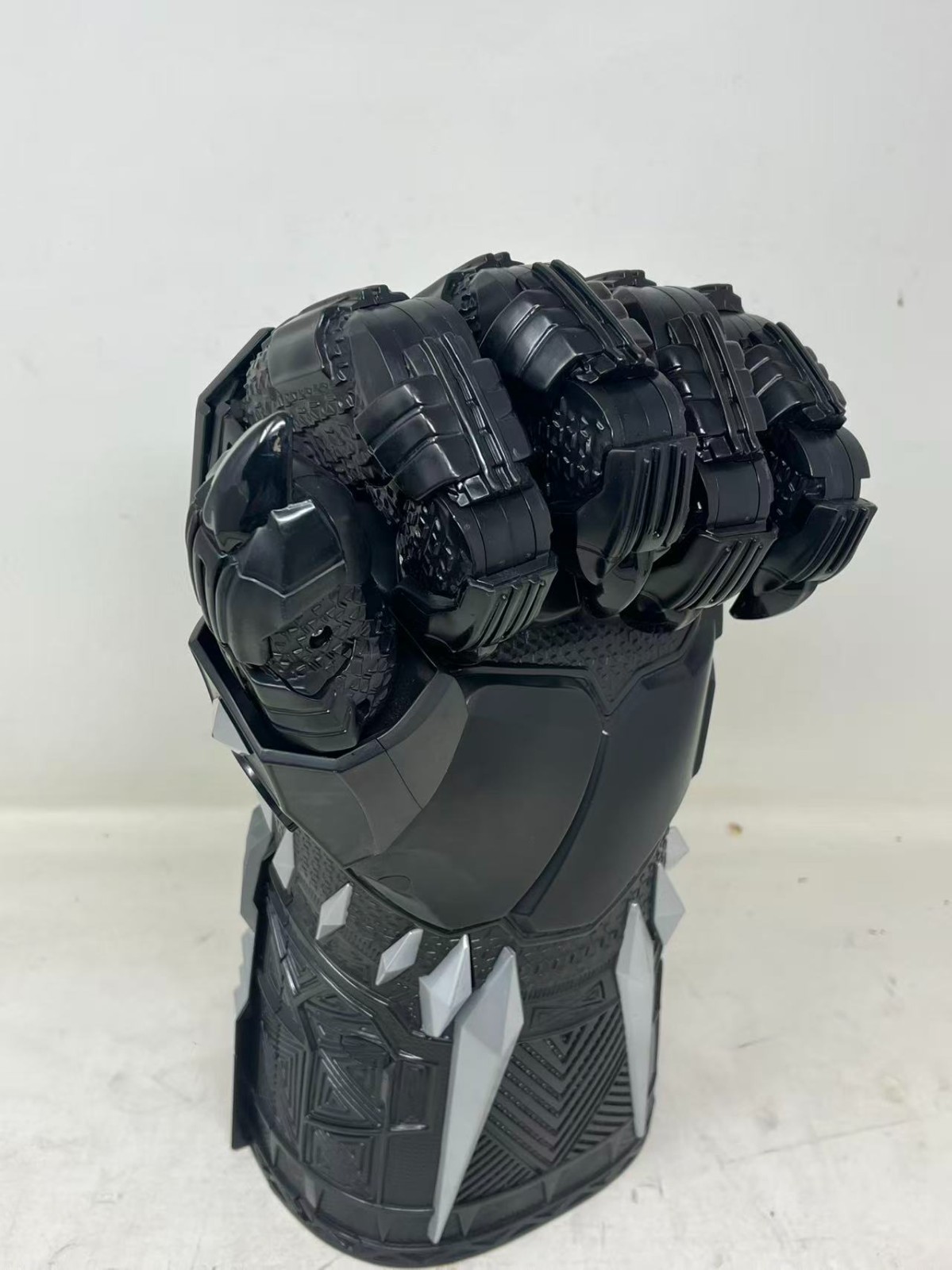 Marvel Infinity Gauntlet Light-Up Sound FX Articulated Cosplay Glove Black AS-IS