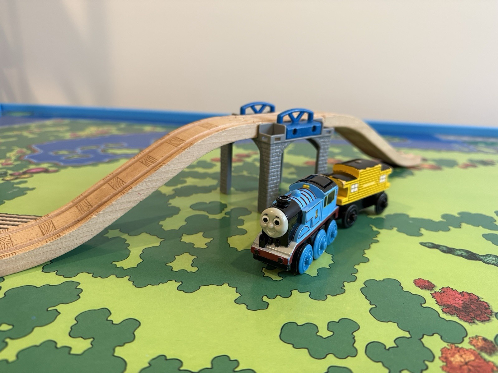 Thomas & Friends Wooden Railway Battery Powered Thomas Caboose Bridge READ DESC.