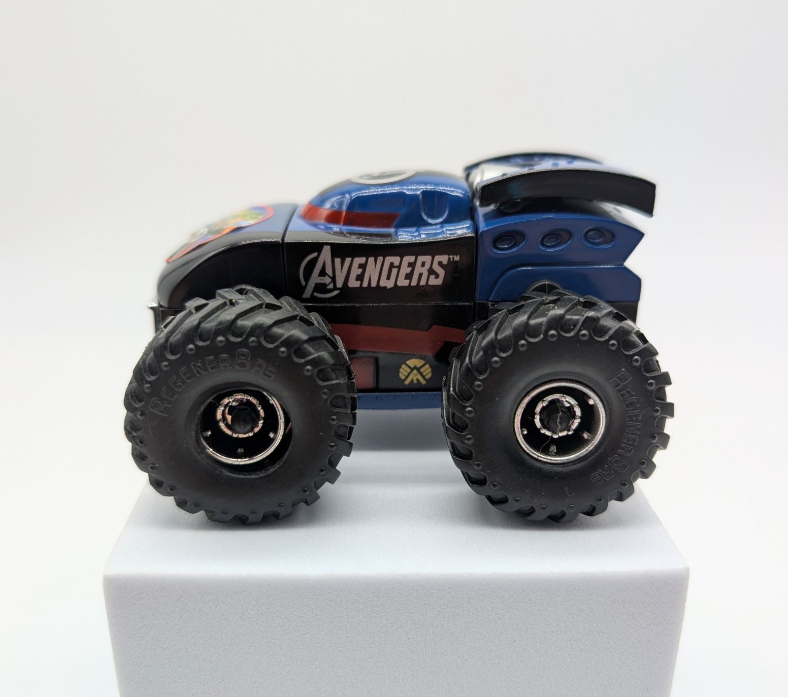Marvel Regener8’rs Avengers Flippable Customizable Reversible Car