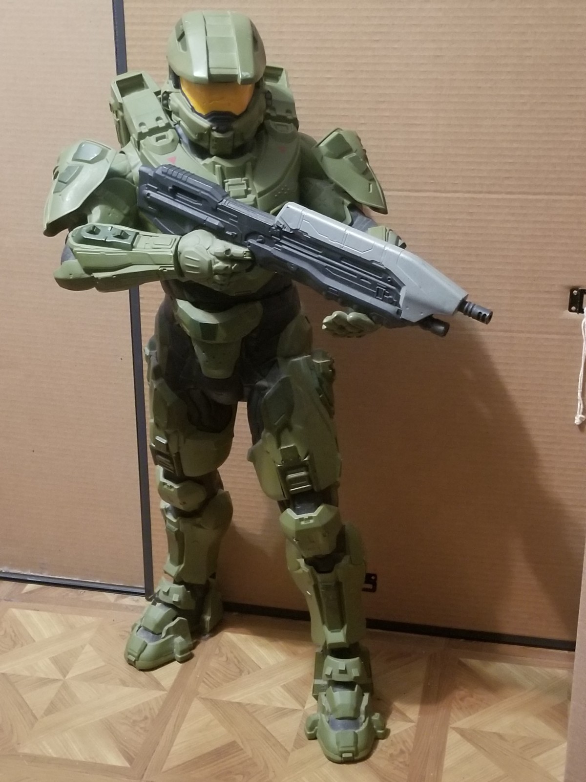 Halo Master Chief Jakks Pacific Figure 31&Prime; COMPLETE has a small Damaged In EUC