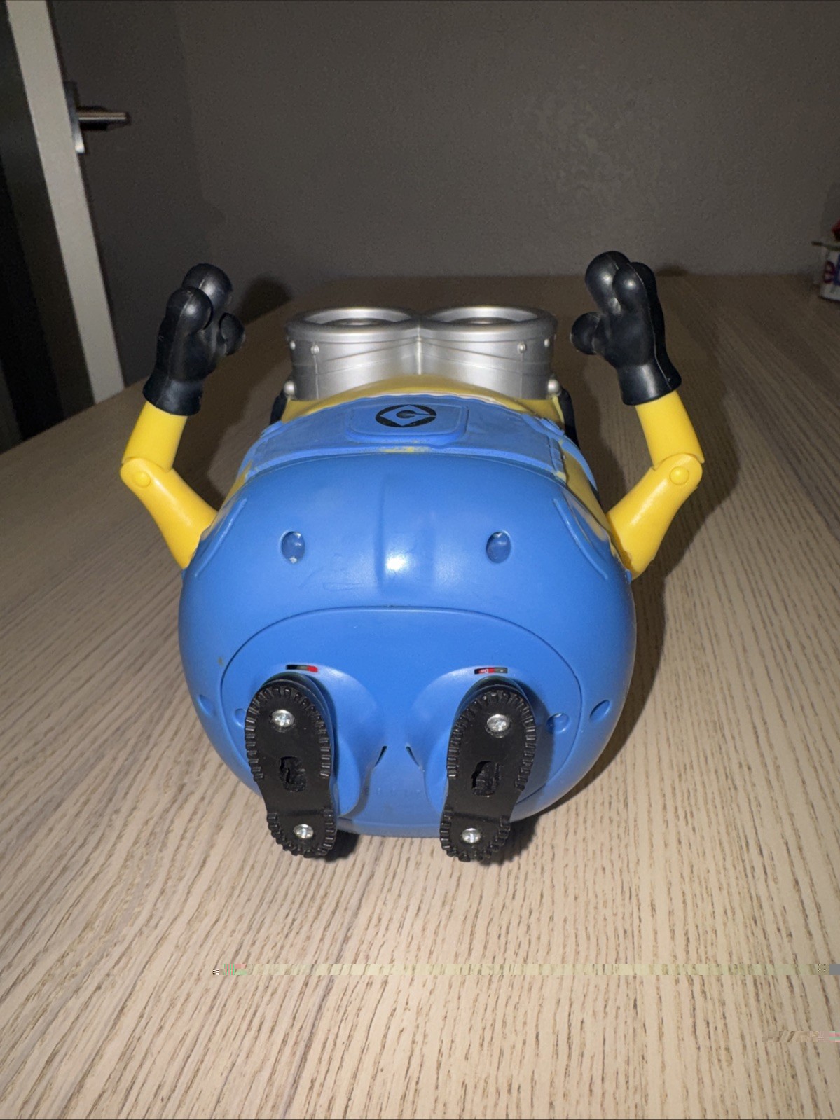 Despicable Me Talking Minion Jerry 8&Prime; Deluxe Action Figure Thinkway Toys Works