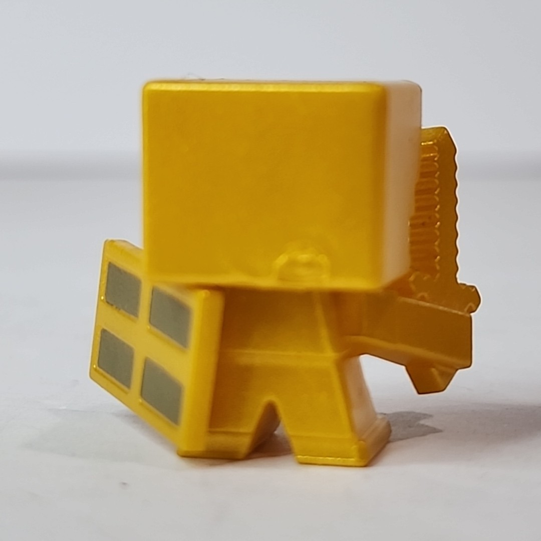 Minecraft Mini-Figure Chest Series #3 1&Prime; Gold Alex with Shield Figure Mojang