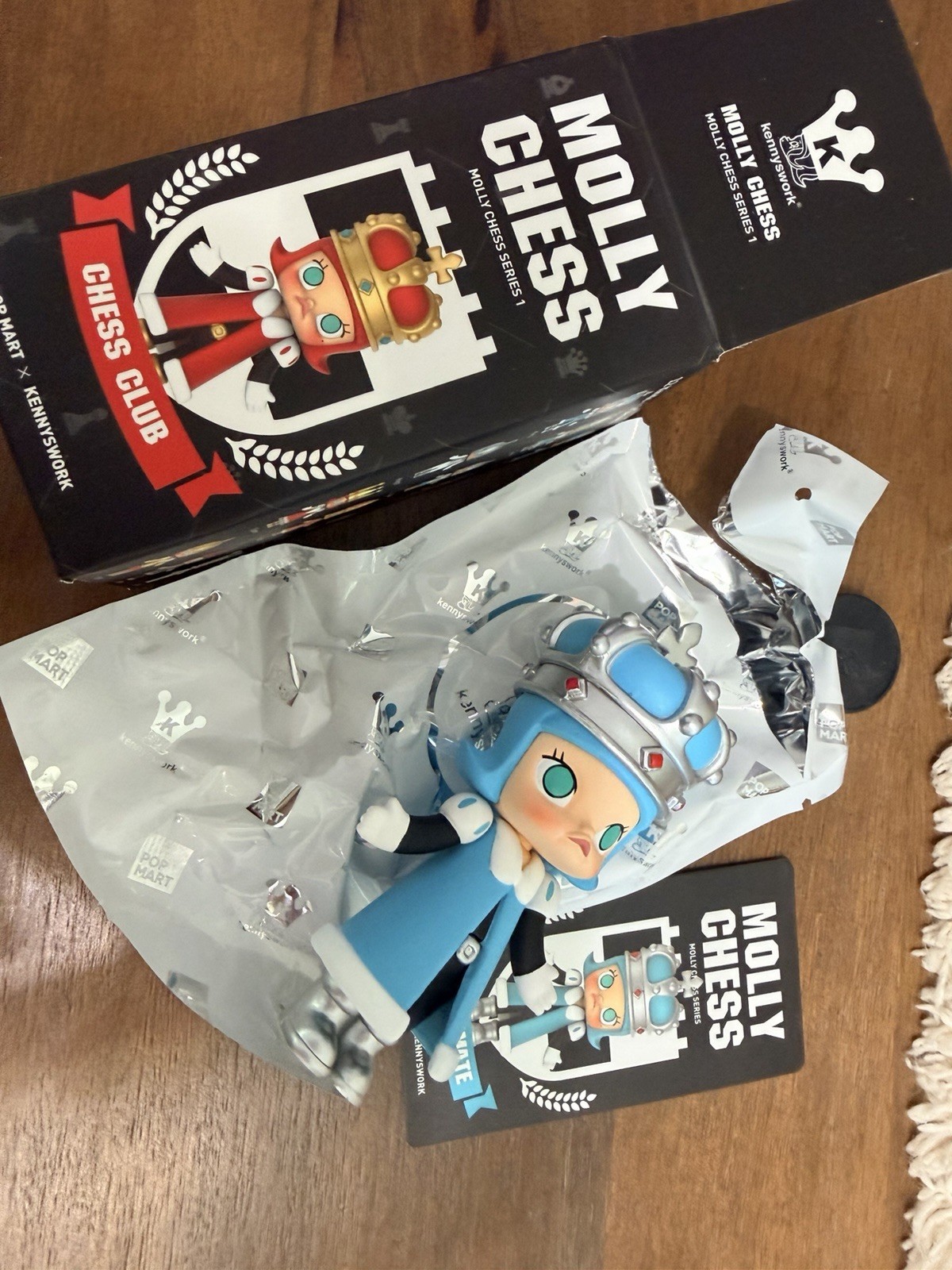 POP MART X KENNYSWORK Molly Chess Chess Club – Confirmed King (blue)