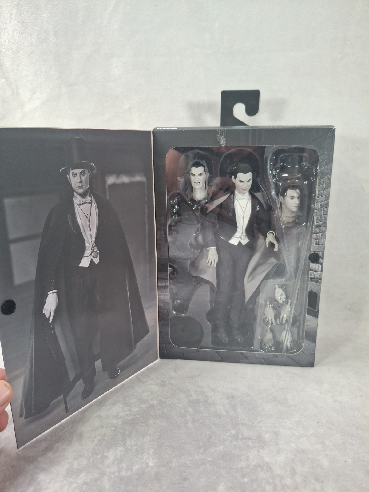 NECA Universal Monsters – Ultimate Dracula 7&Prime; Action Figure