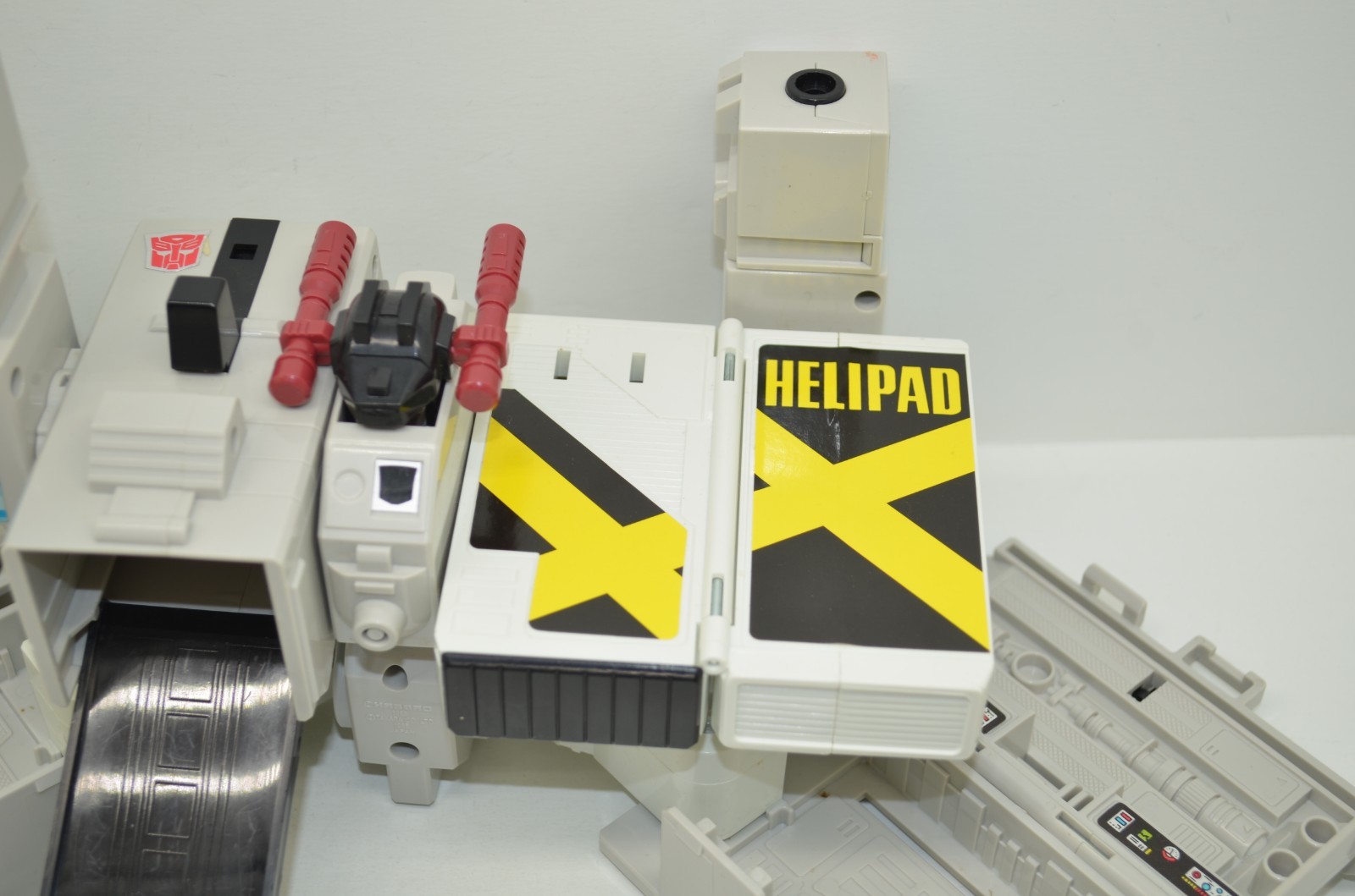 1985 Metroplex Transformers G1 Autobot Battle Station plastic tires Hasbro NICE