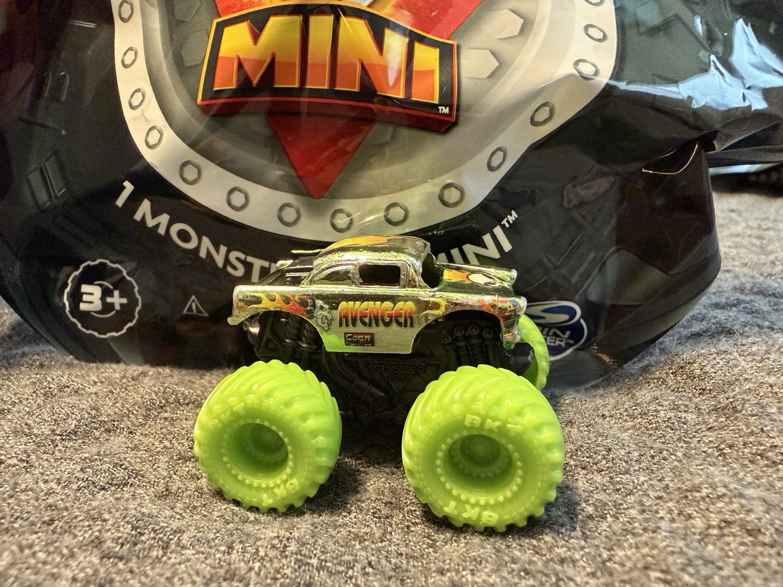 Monster Jam Mini Monster Truck AVENGER Series 15 Chrome Chase SEALED 1:87 #677