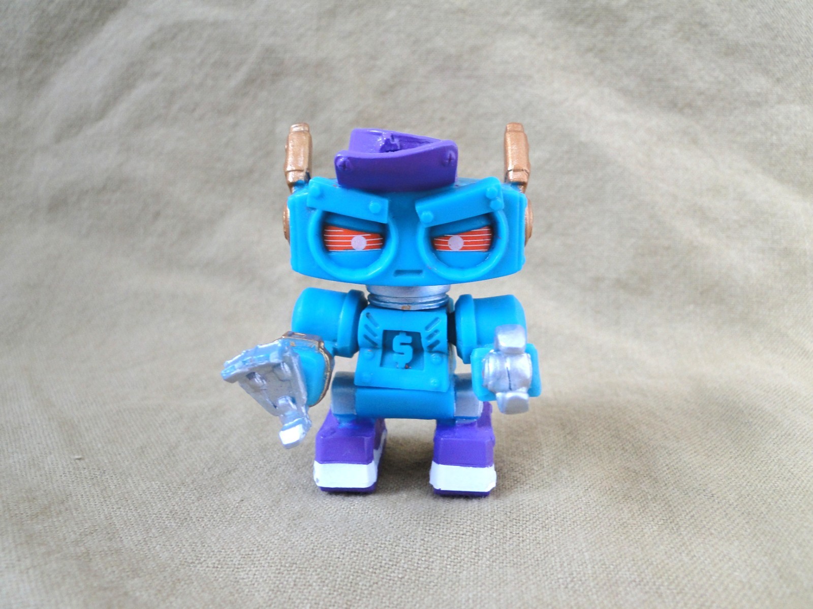 Treasure X Robots Gold: Gizgold Action Figure