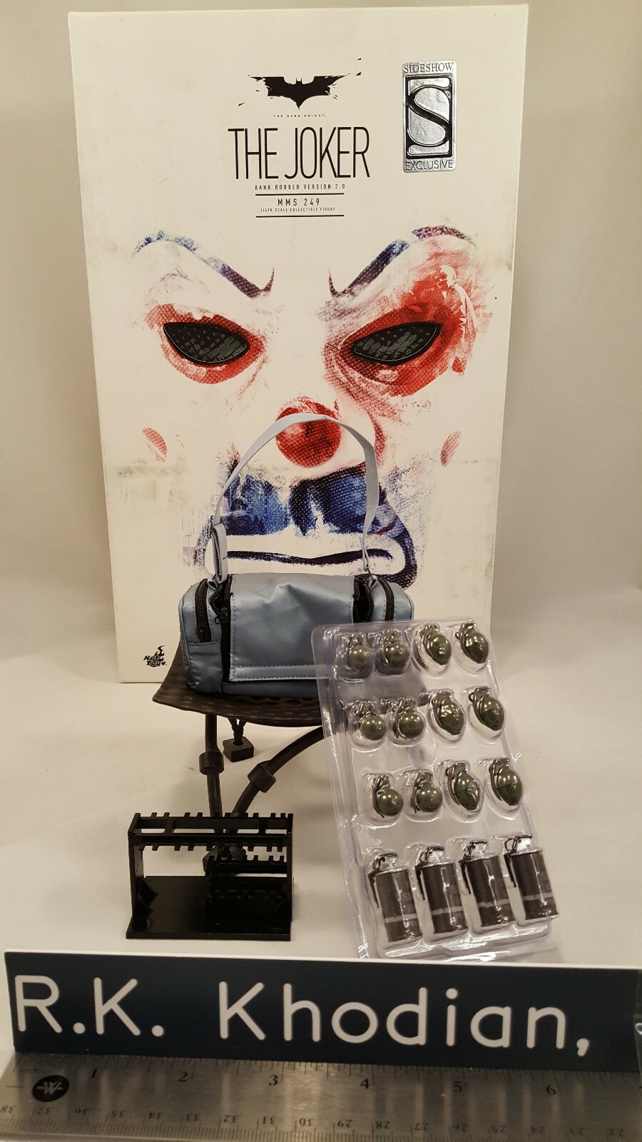 Hot Toys MMS249 Batman 1/6 Joker Bank Robber 2.0 action figure&rsquo;s Bag & grenades