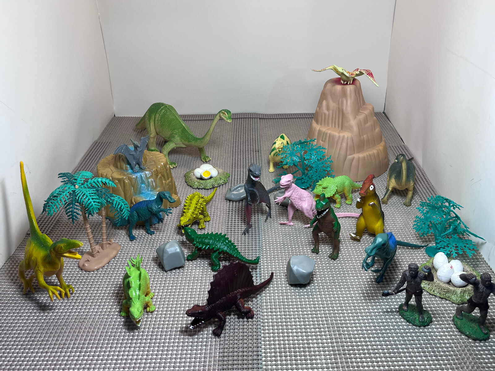 VINTAGE-LARGE- DINOSAURS-LOT OF 19 FIGURES AND 10 SCENERY PIECES-3-8 INCHES TALL