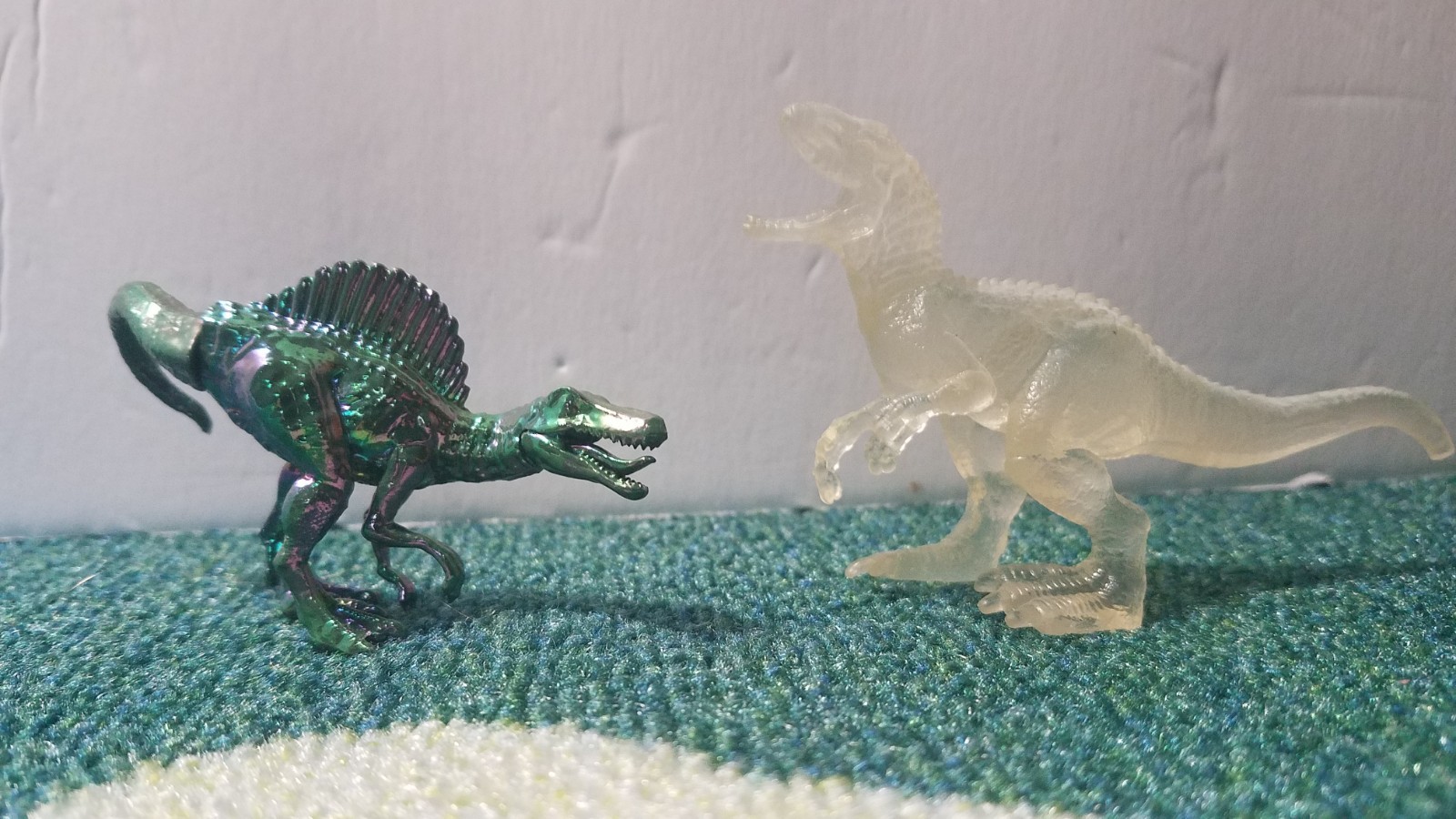 Jurassic World Minis Translucent Indominus rex and Captivz Rare Metallic Spino