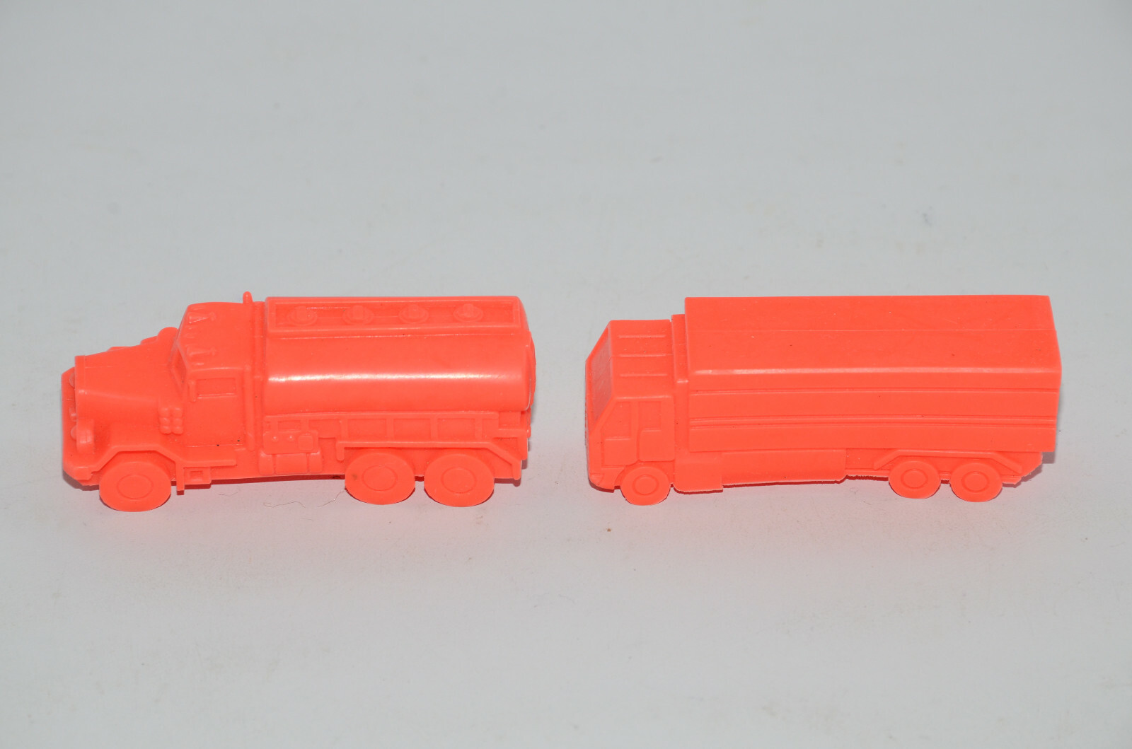 ULTRAMAN CLASH & THRASH CITY #5052 BANDAI 1991 – 2x Truck Piece Part