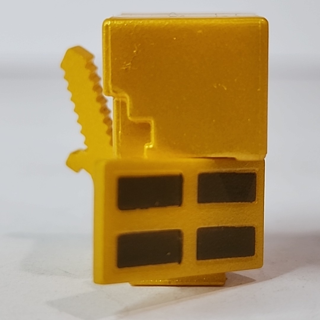 Minecraft Mini-Figure Chest Series #3 1&Prime; Gold Alex with Shield Figure Mojang