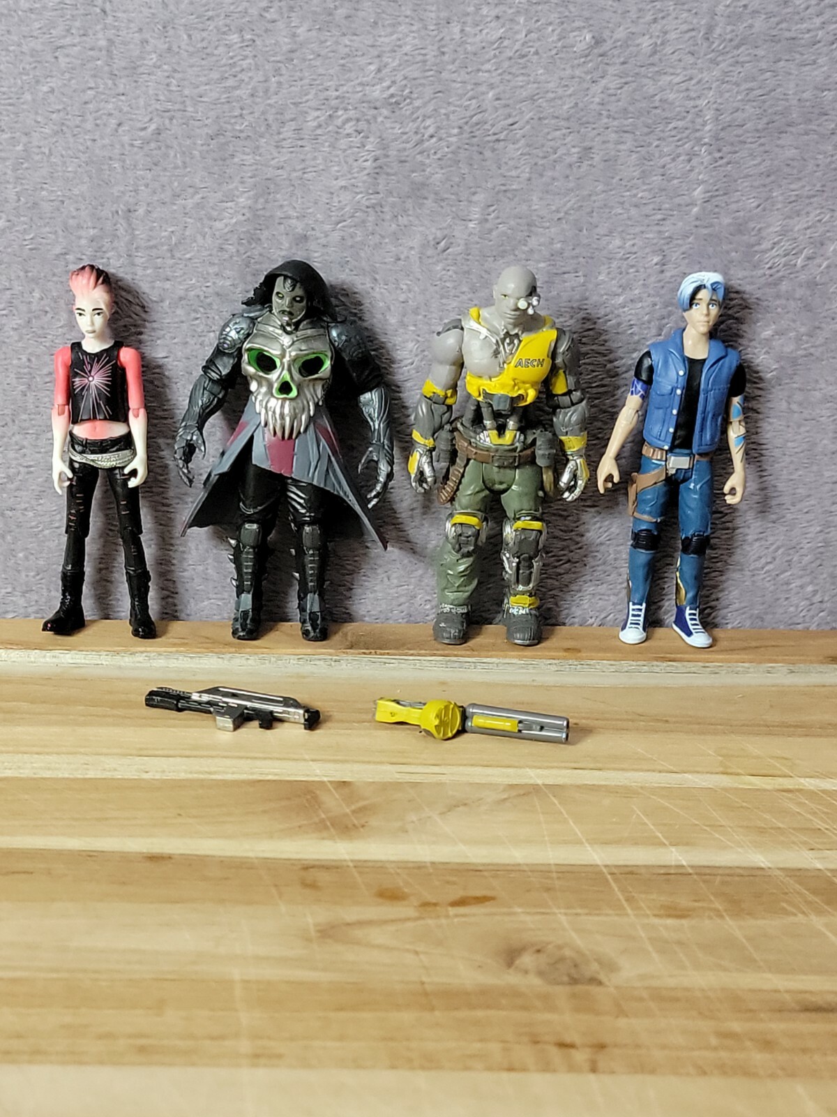 Ready Player One 4 Action Figures Parzival Art3mis Arch I Rok and 2 Weapons