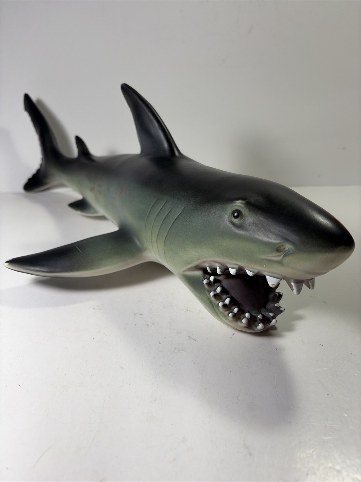 Vtg Toys R Us Maidenhead 17&Prime; Giant Great White Rubber Shark 2011 Discontinued