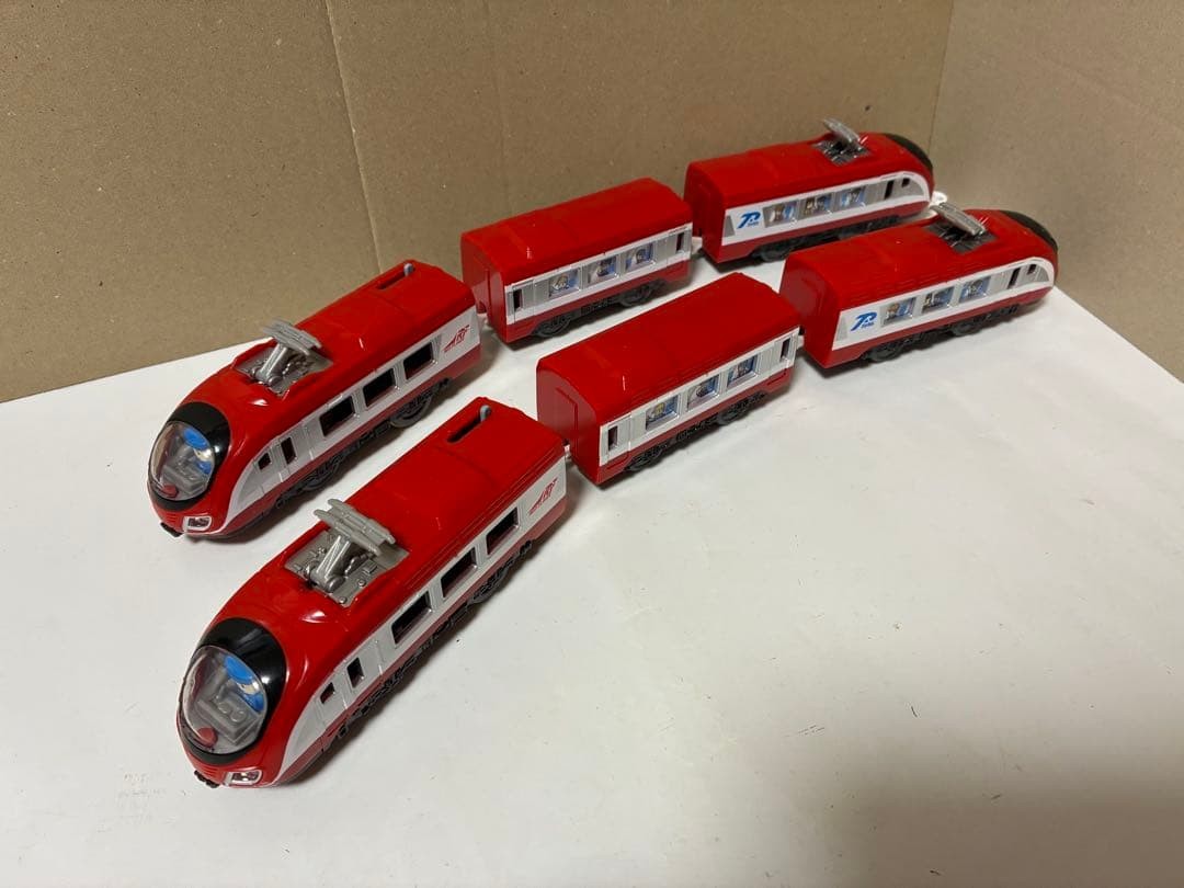 PLARAIL Red Fliner P001 Series Electric Train Set 2 Formations Deluxe