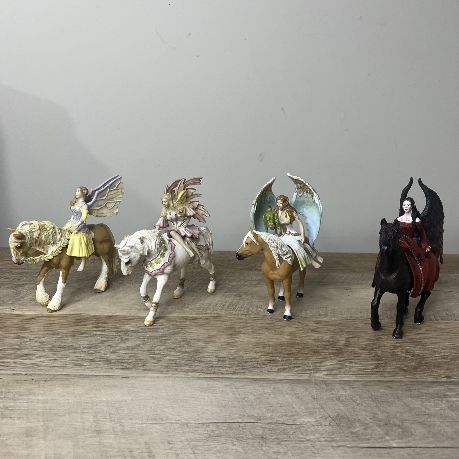 Schleich Bayala Lot Of 4 Shadow Elf Nuray , Feya, Sera, Surah With Horse Figure