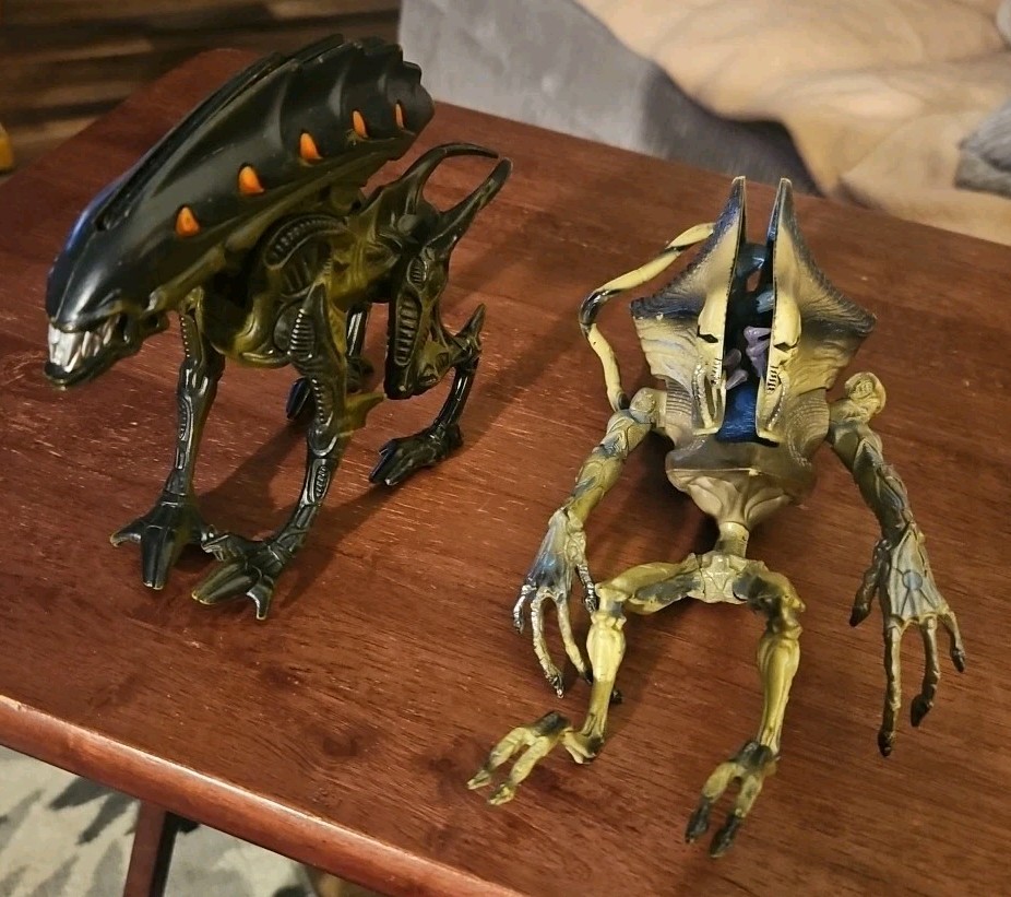 Independence Day Alien Supreme Commander Action Figure & Boar Alien VS Predator
