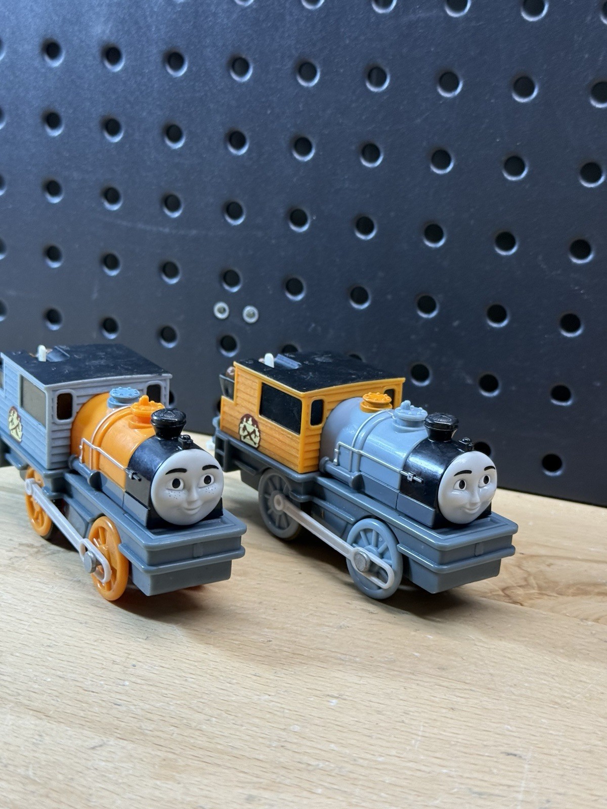 Thomas & Friends – Trackmaster Motorized Train Engine Bash Dash Lot Mattel