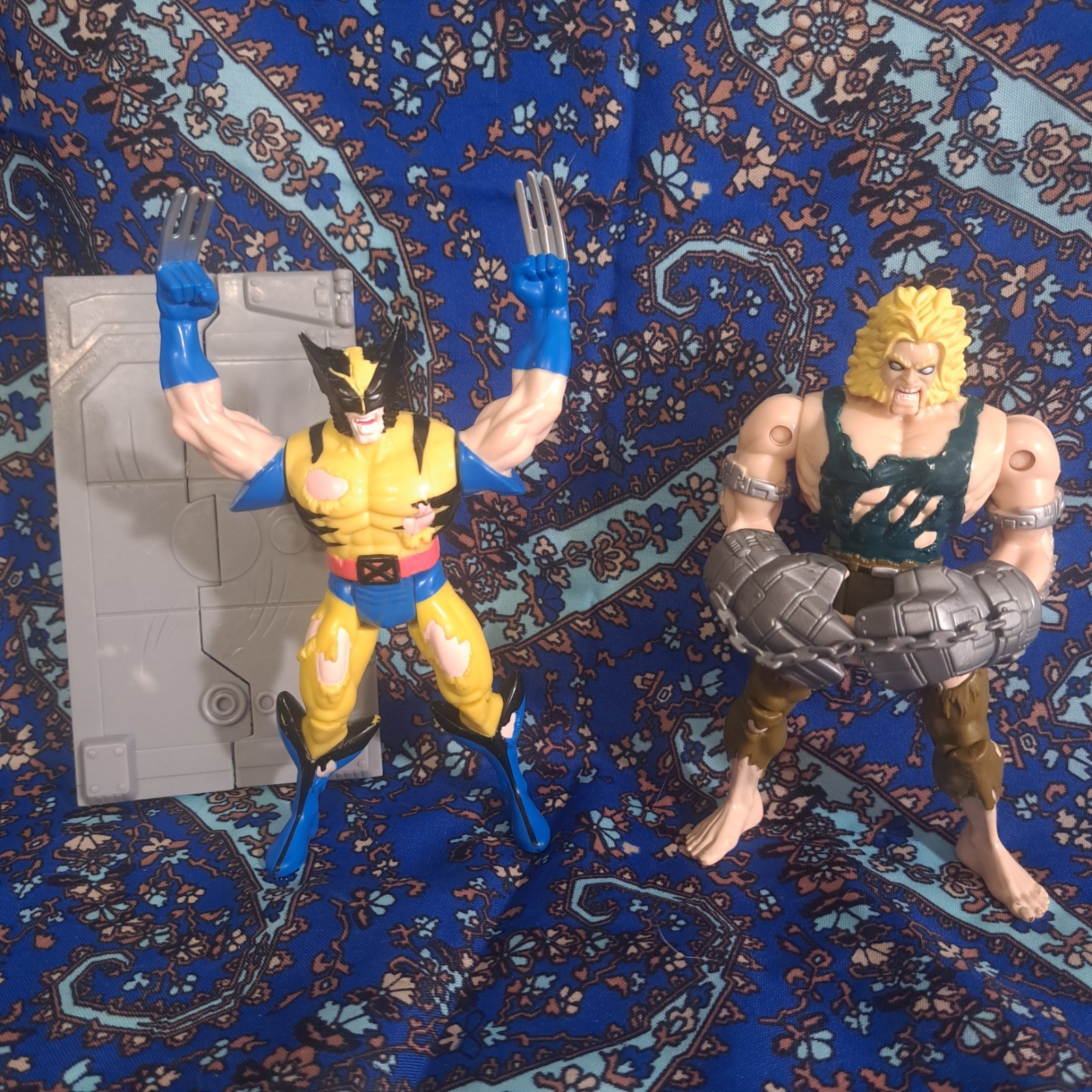 Marvel X-Men Battle Ravaged Wolverine & Captive Sabretooth 5” Toybiz 1995 LOT