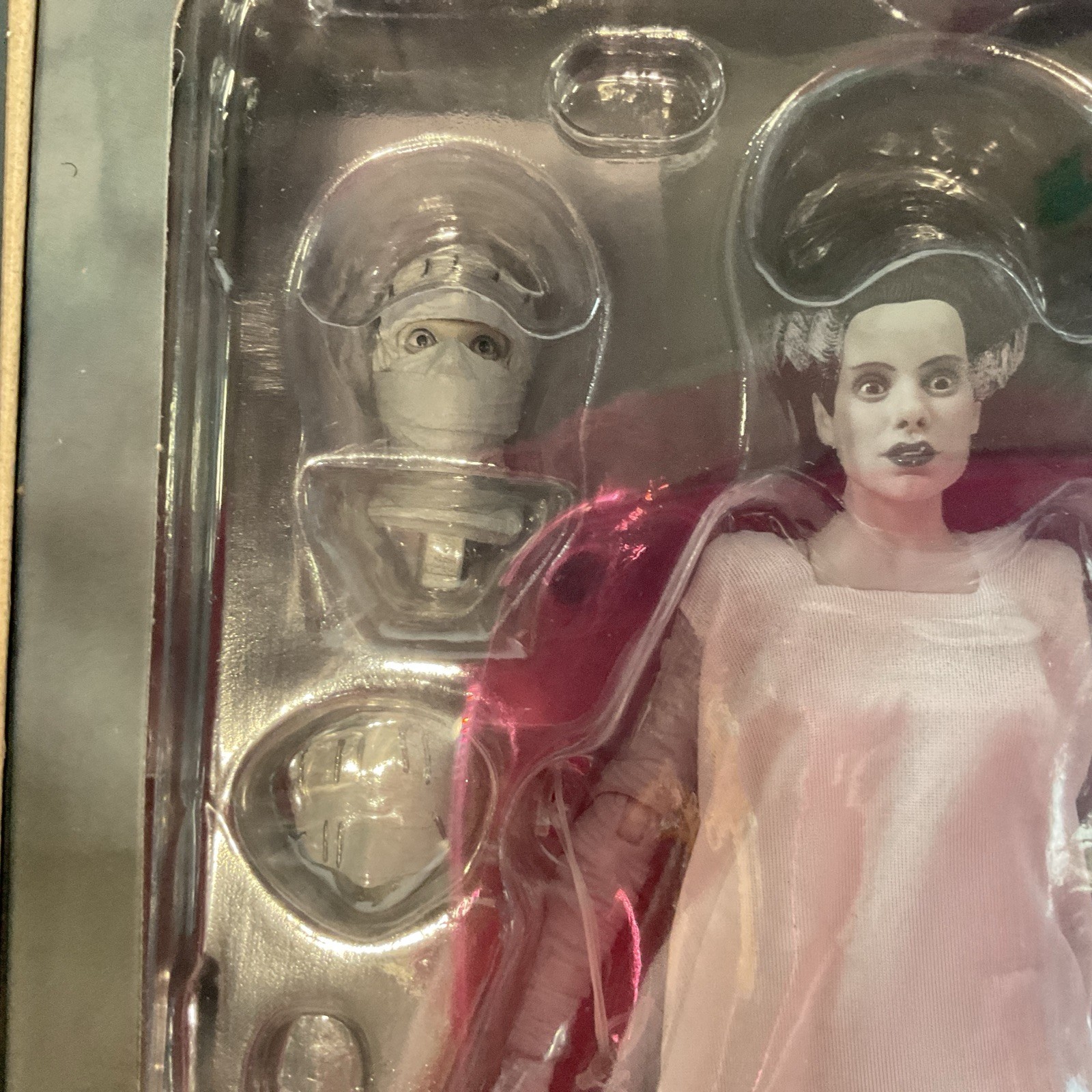 NECA Universal Studios Monsters – The Bride of Frankenstein 7” Black & White Ver