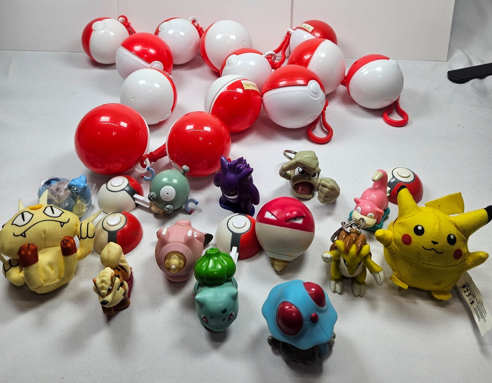 1999 Pokemon Poke Balls with Figures Burger King Kids Meal Toys Lot