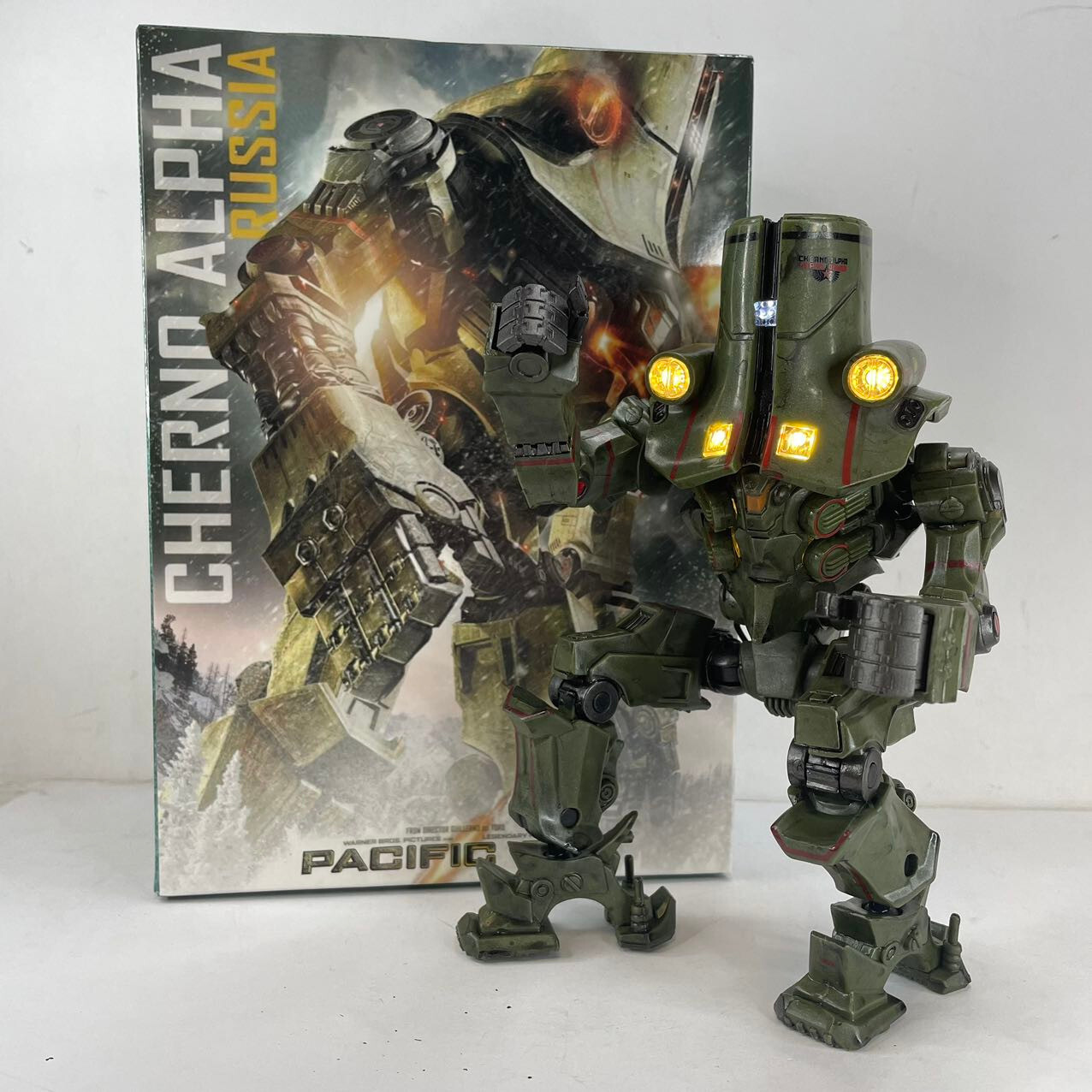 Cherno Alpha Jaeger 7&Prime; Movable Action Figure w/LED Toy Statue Pacific Rim in Box