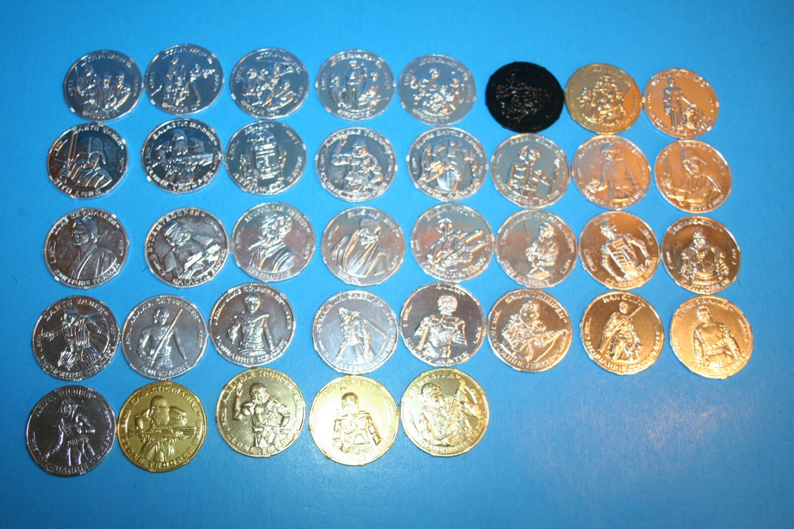 STAR WARS 2007 TAC FIGURE « COINS » COMPLETE LOOSE WEAPON HASBRO