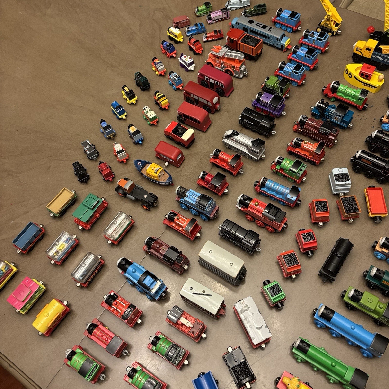 HUGE LOT – 200 pieces THOMAS AND FRIENDS TRAINS Wood Die Cast Plastic toys