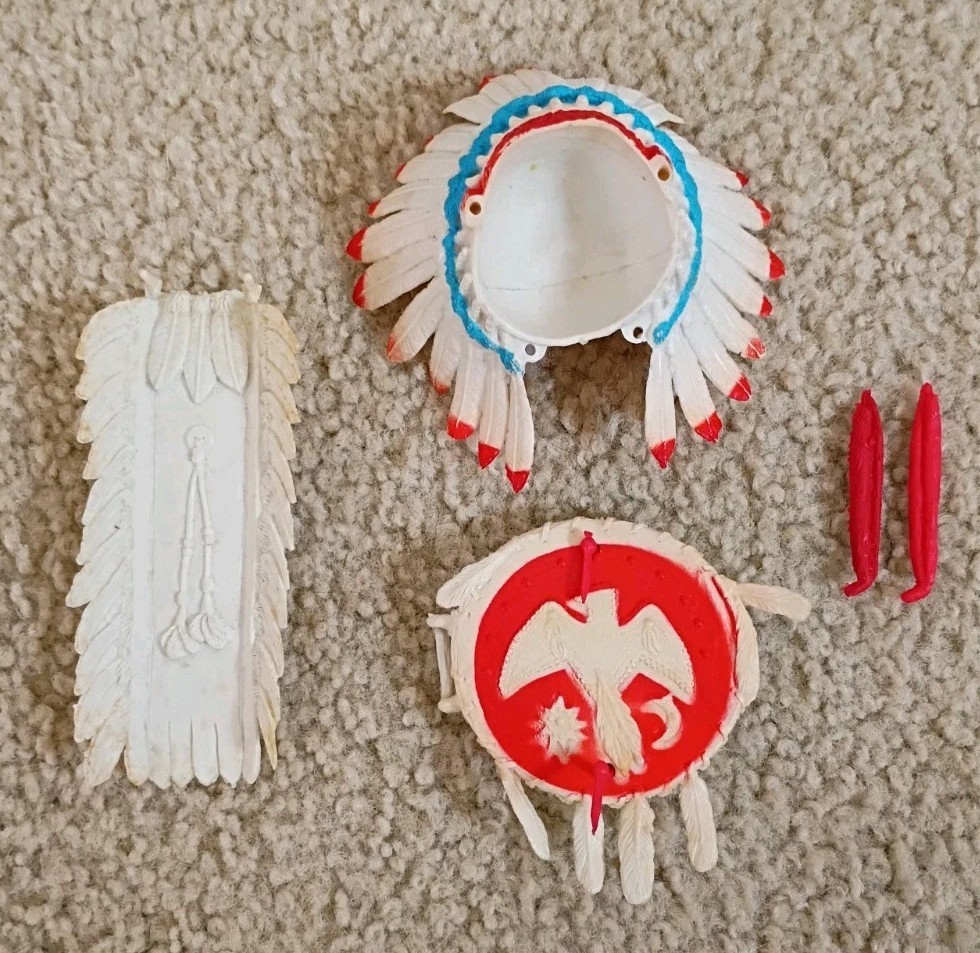 1975 Marx Johnny West JWA Chief Head Dress, Tail, Feathers, & Shield #20