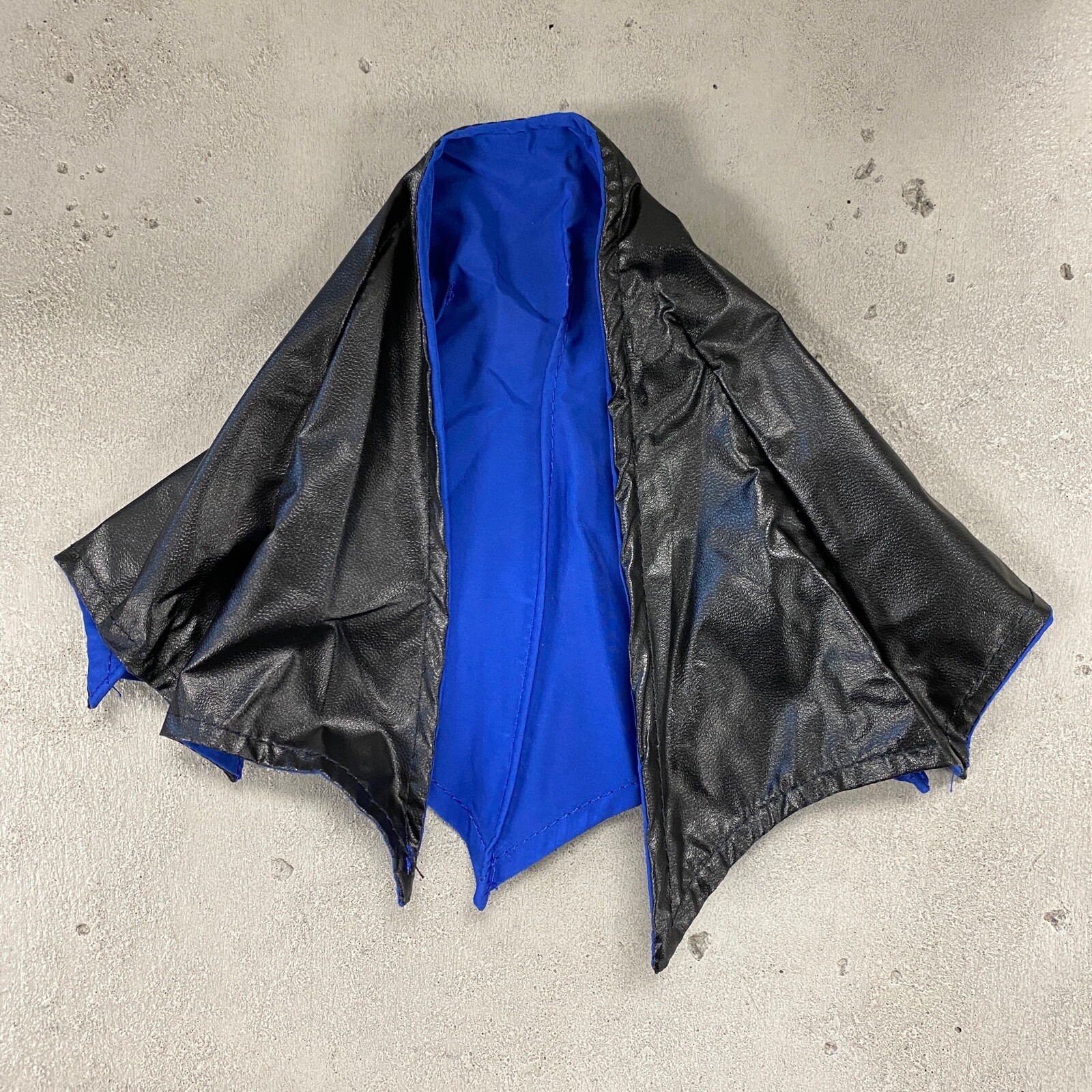 SU-C-BAT-BKBU: Two Tone Black Blue fabric wired cape for 6&Prime; ~ 7&Prime; Batman Figure