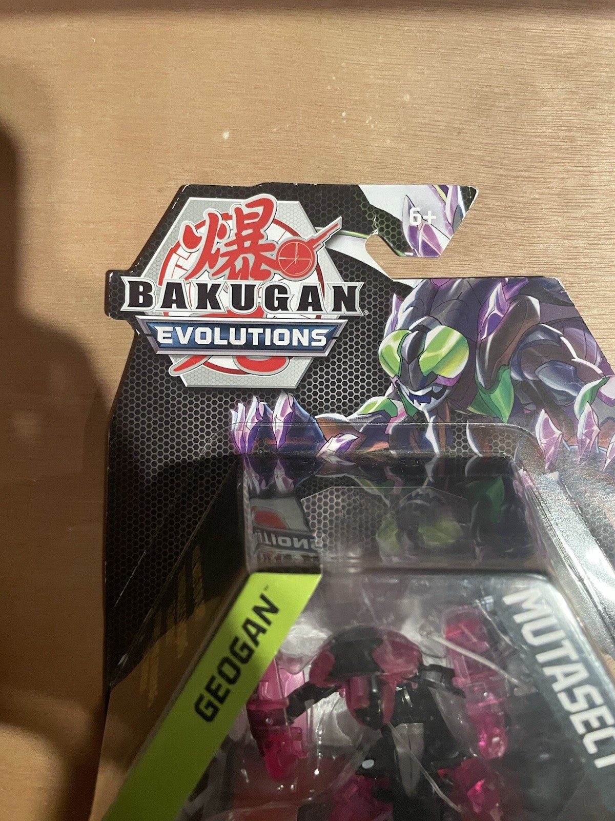 Bakugan Evolutions Geogan MUTASECT , Collectible Action Figure and Trading Cards