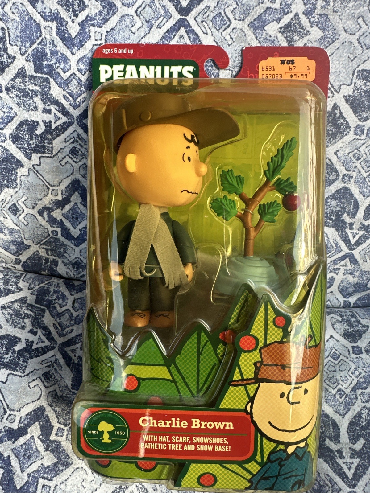 Peanuts Charlie Brown Christmas Hat Scarf Snowshoes Tree Base. NIB. 2009 Rare