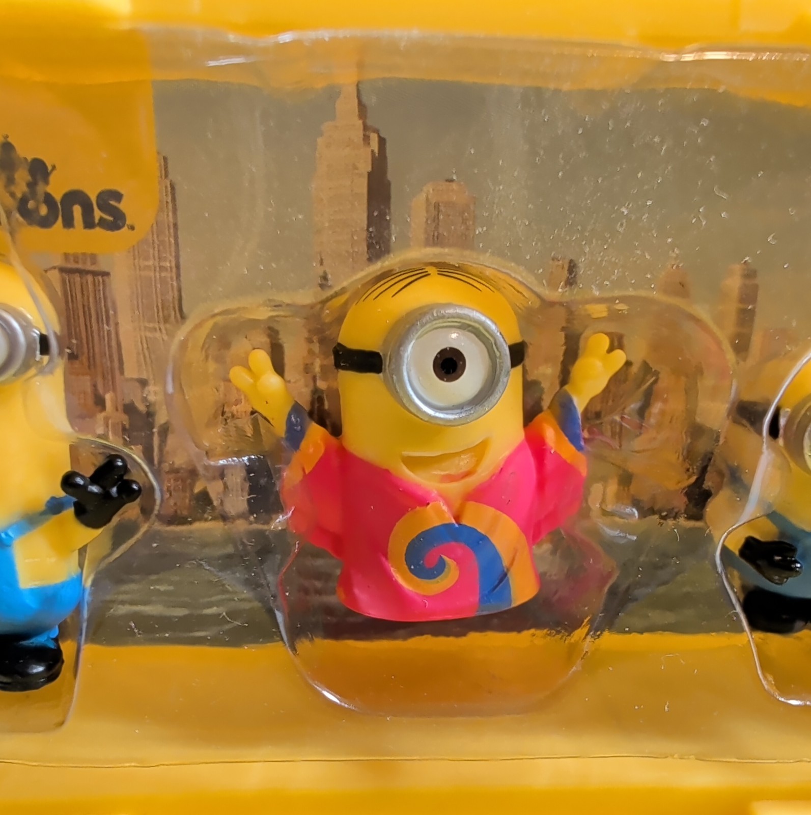Thinkway Toys Universal Studios 3 Micro NYC Minions In 4&Prime; Yellow Container