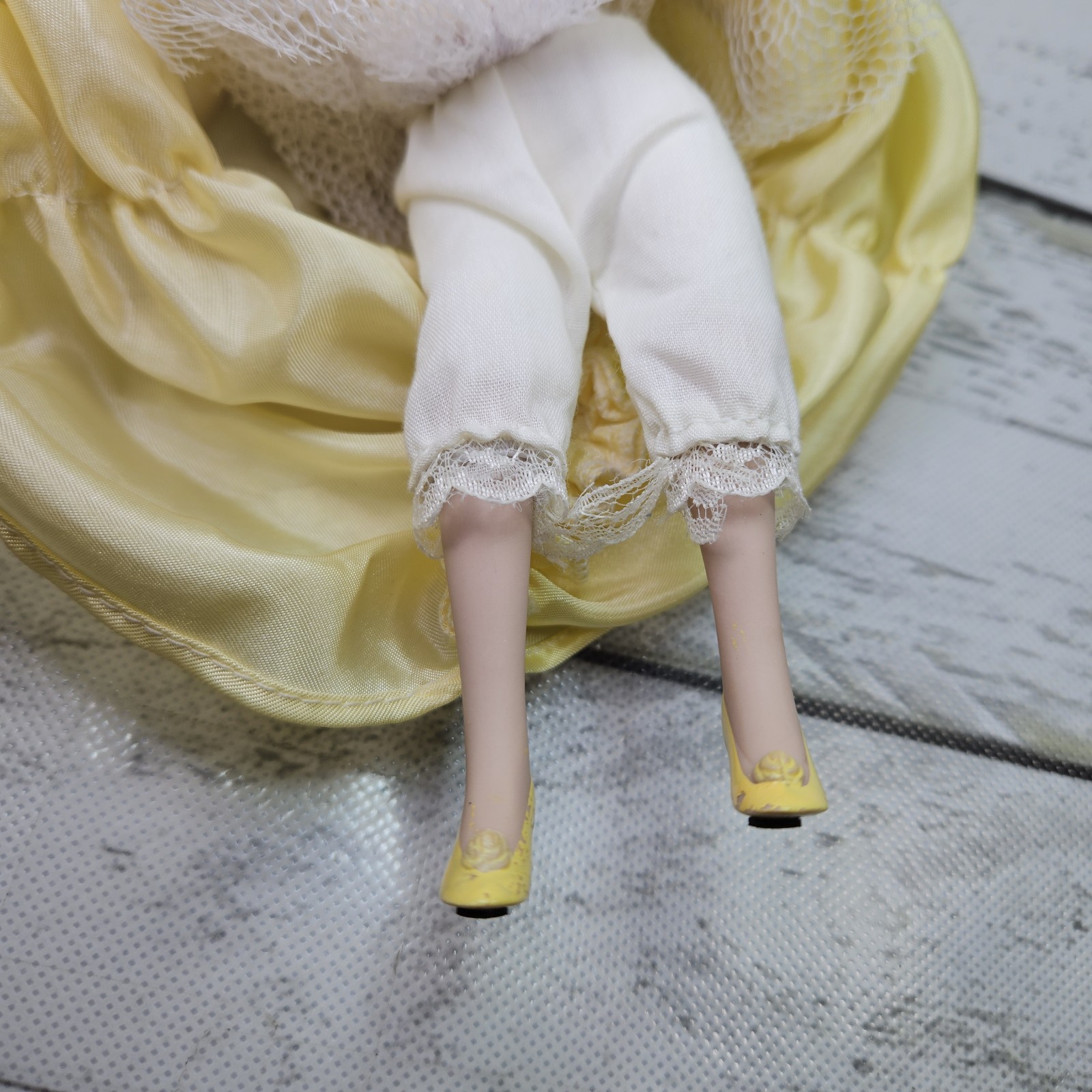 Disney Princess Belle Porcelain Keepsake Doll Vintage 2000&rsquo;s 8&Prime; Figure Brass Key