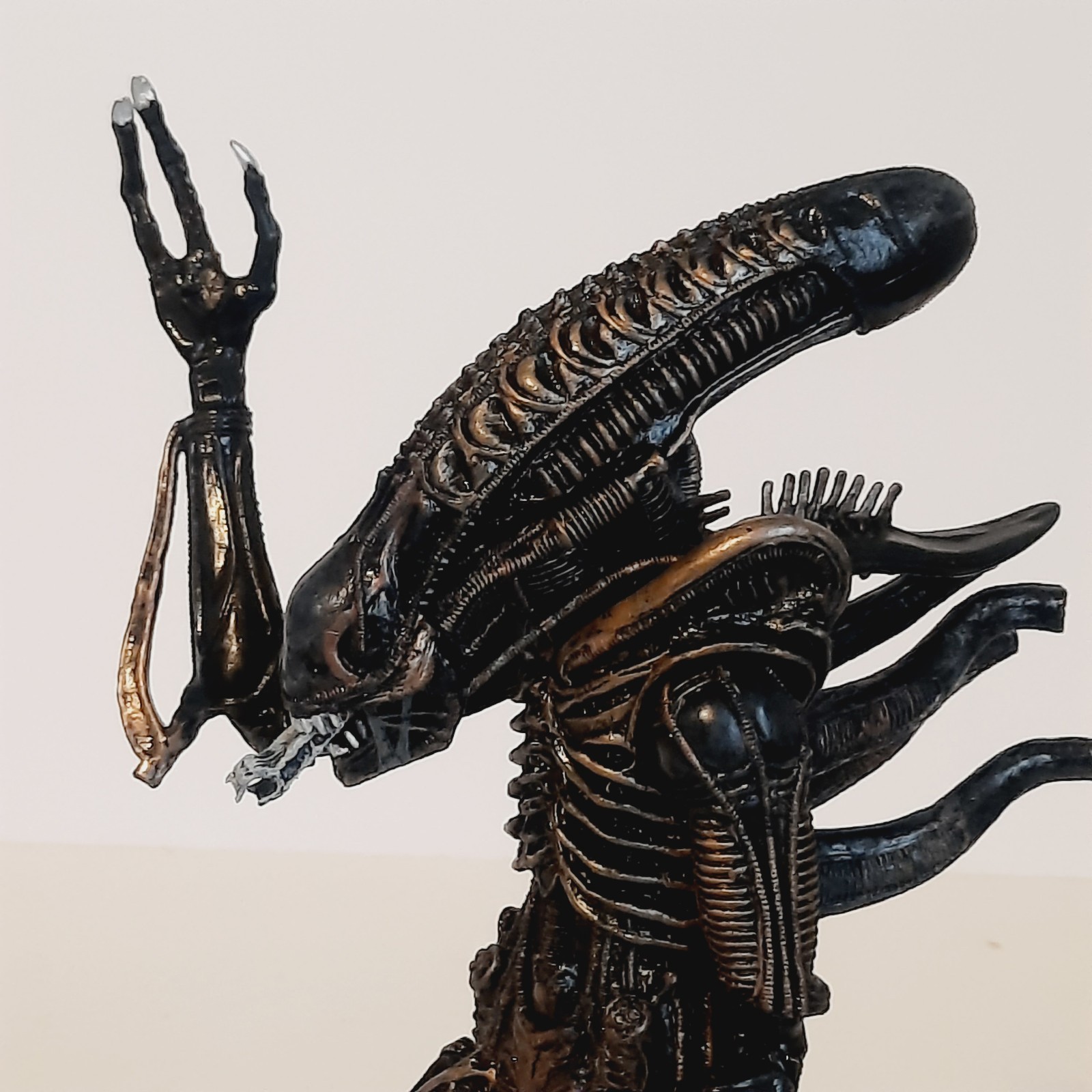 NECA Ultimate Alien Brown Xenomorph Warrior 9&Prime; Action Figure with Pod