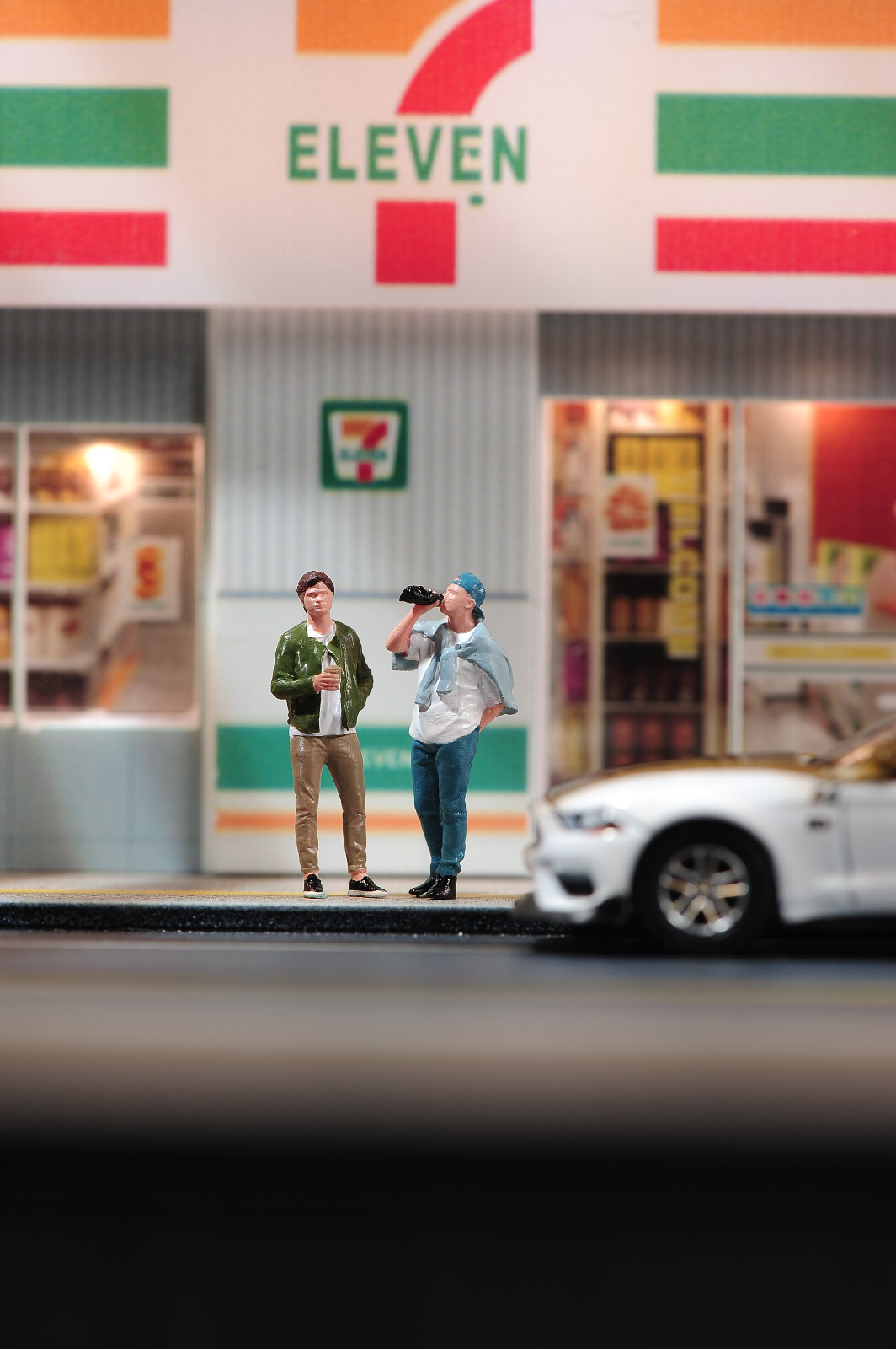 1/87 Handsome Guy Drinking Milk Tea Multi Size Simulation Painted Color Model