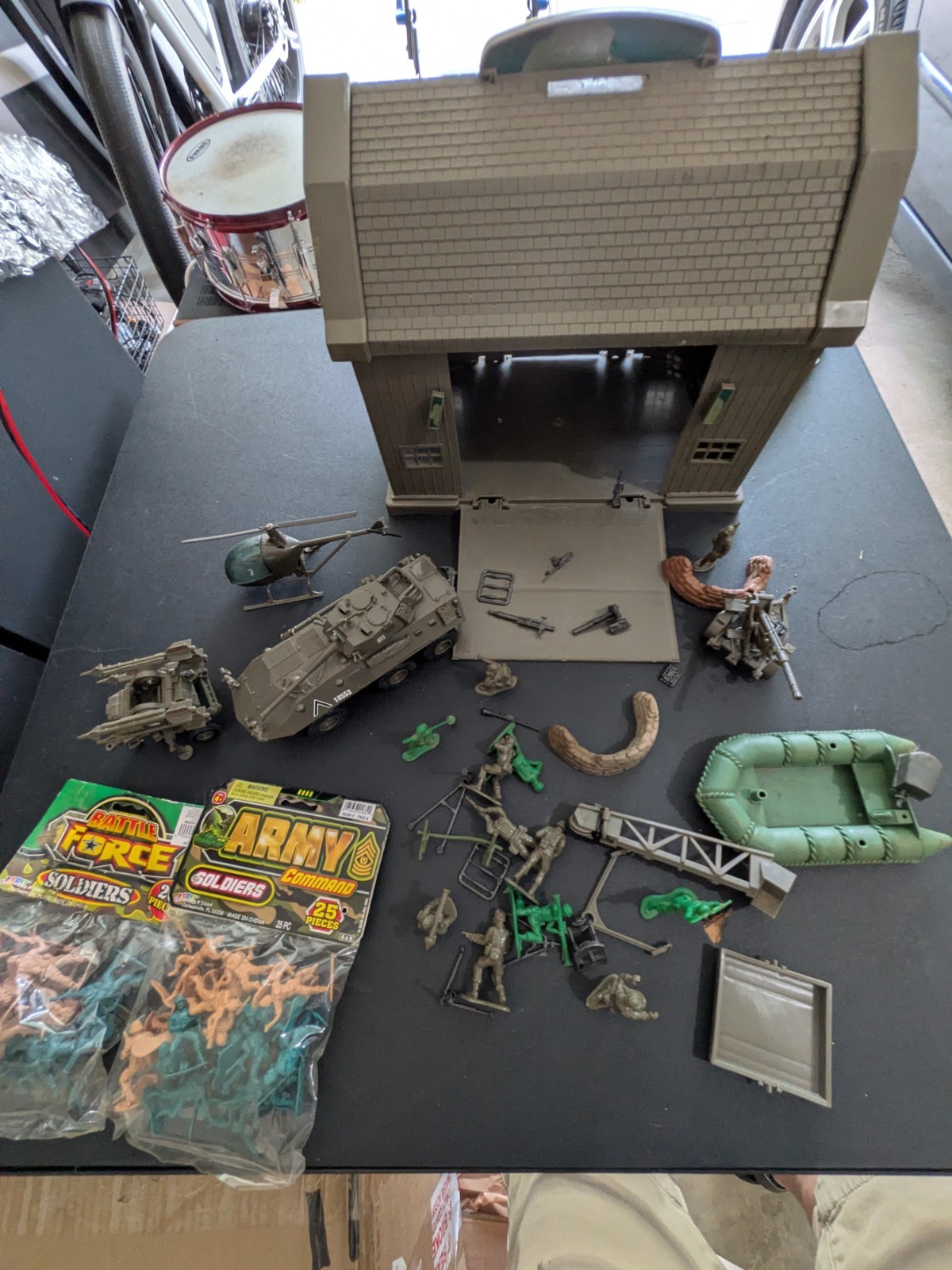 ARMY BARRACKS COMMAND BATTLE FORCE 45 Soldiers Tank Helicopter Missels JA-RU