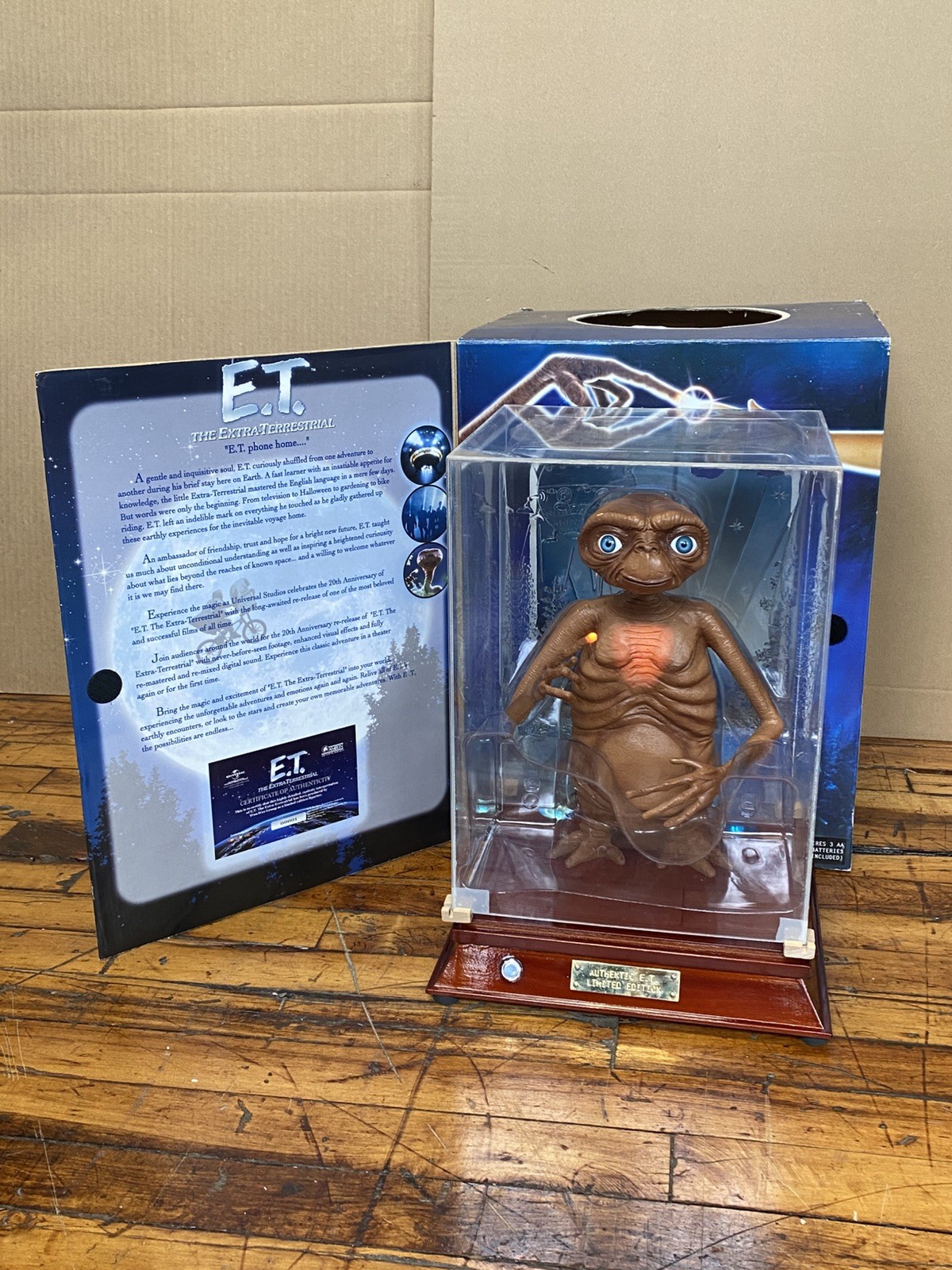 E.T. The Extra Terrestrial 14&Prime; Figure 20th Anniversary Collectible WowWee COA