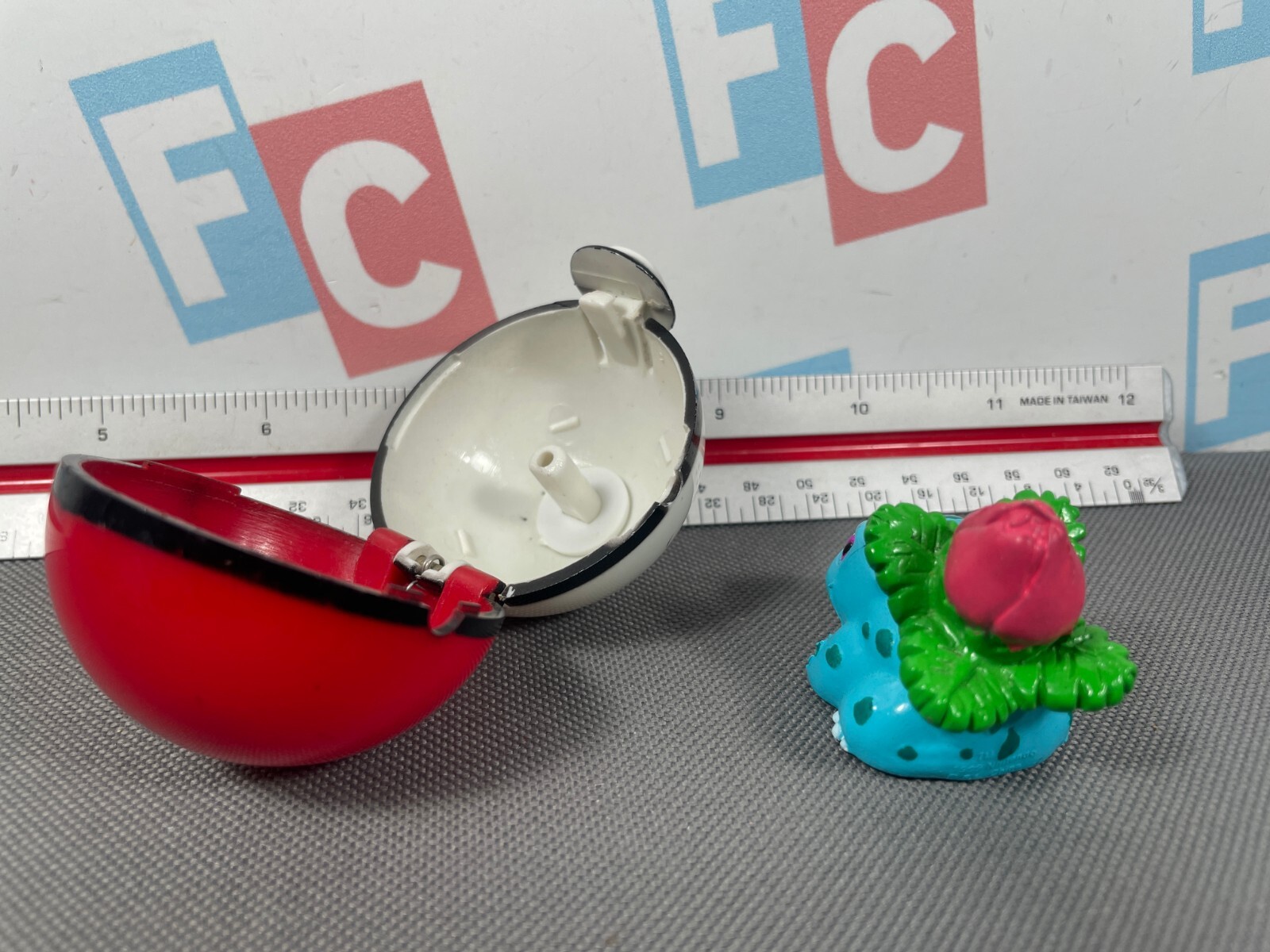 1999 Pokemon Basic Fun Ivysaur Figure & Pokeball Retro Vintage