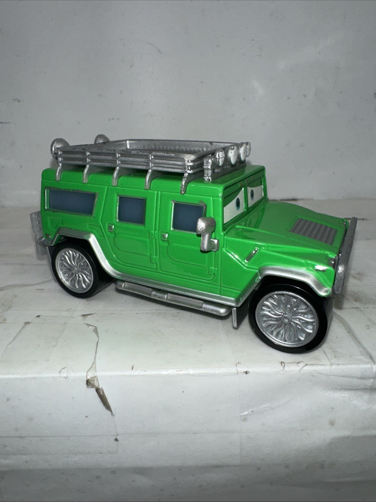 TJ Disney Pixar Cars Deluxe Mega Size Diecast Hummer #18