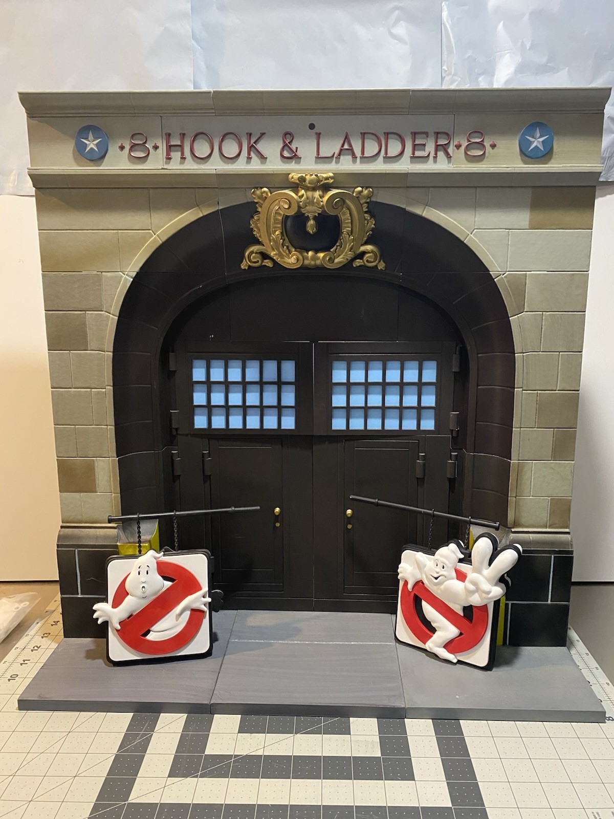 FREE SHIPPING Diamond Select Toys Ghostbusters Firehouse Diorama Complete