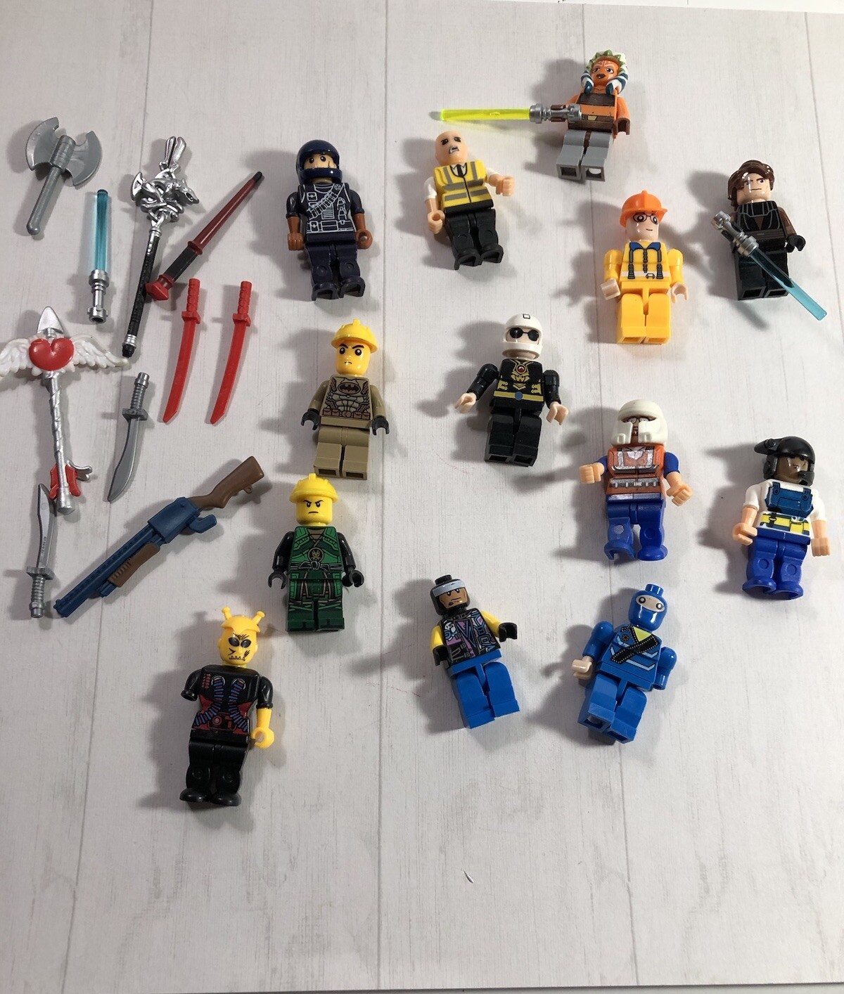 LEGO MINIFIG PEOPLE 13 From Galaxies Far Away Plus Assorted Weapons