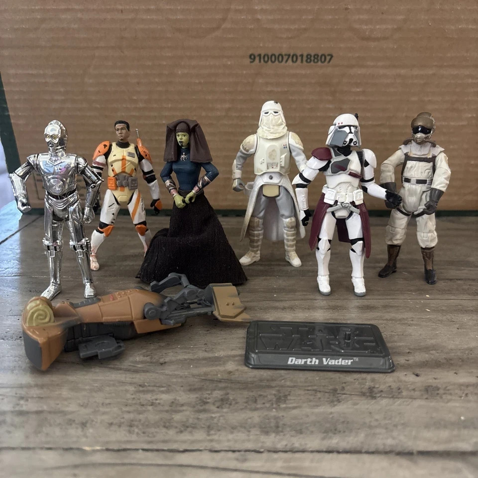 Hasbro STAR WARS Lot of 6 Figures and one stand and riding toy