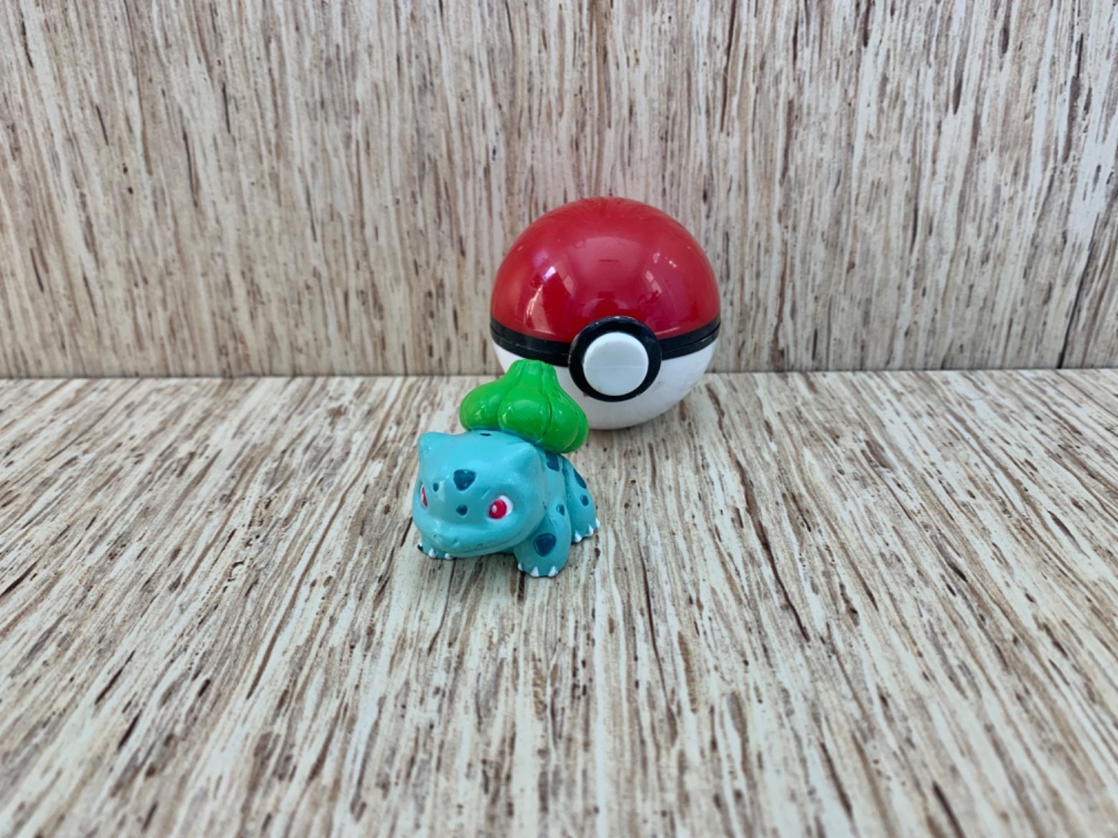 Vintage 1999 Pokemon Gotta Catch &lsquo;Em All Mini Bulbasaur With Poke Ball