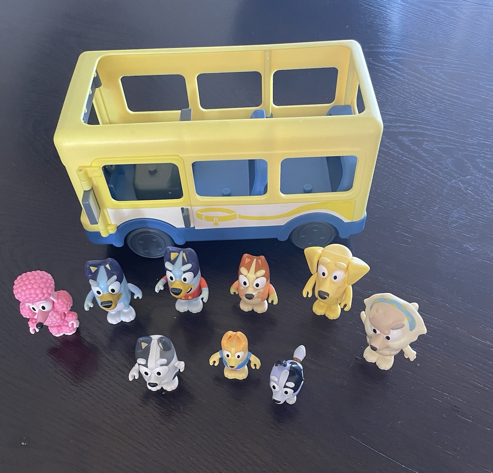 Bluey 2018 Yellow Adventure School Bus With 9 Figures