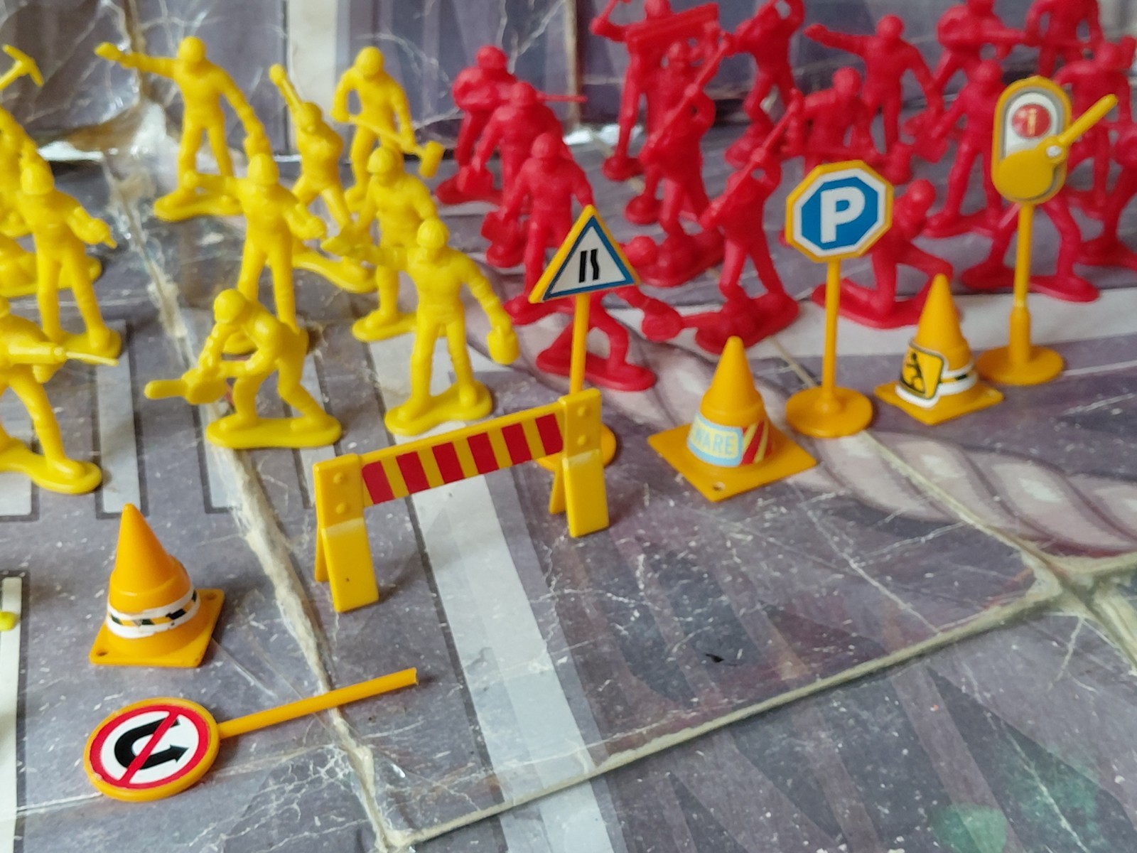 plastic construction workers & equipment 1/32 scale lot