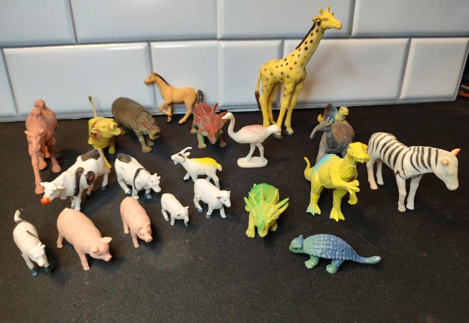 LOT OF 21 PVC ANIMALS AND DINOS VARIOUS SIZES JARU AND UNBRANDED