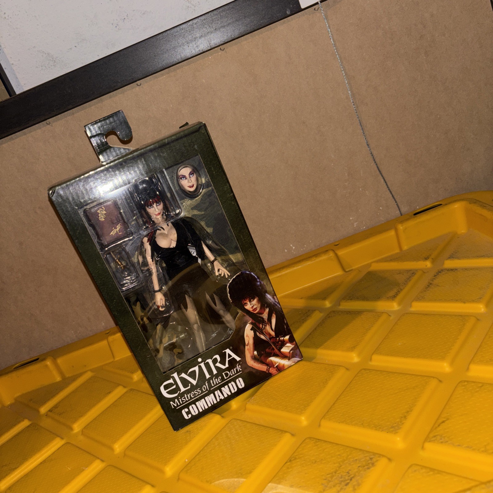NECA ELVIRA MISTRESS OF THE DARK COMMANDO 7&Prime; ACTION FIGURE FAST SHIPPING
